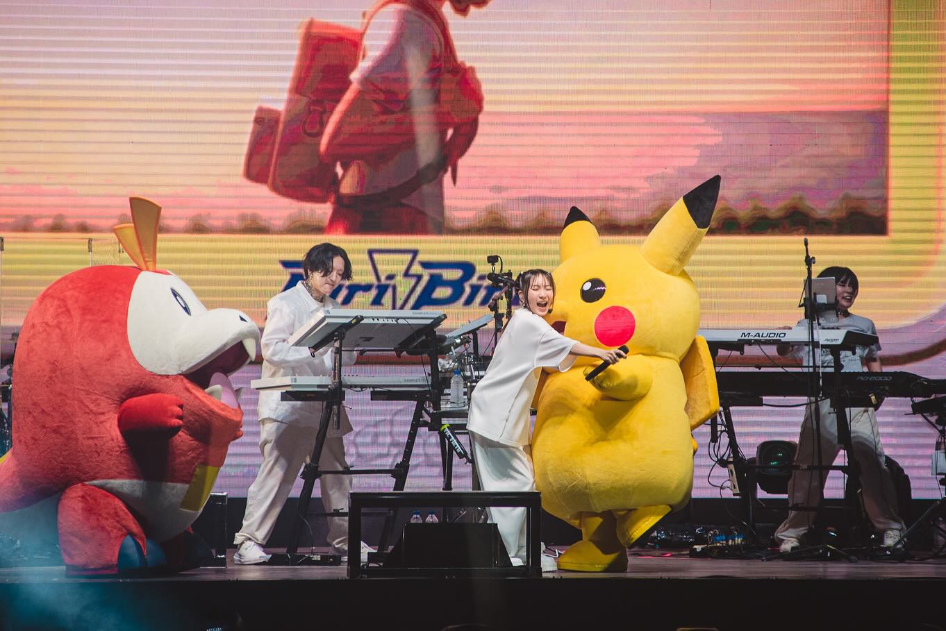 Ikura-san memeluk Pikachu, salah satu scene yang gemes banget! Ada teman-teman lain dari Pokemon juga loh!