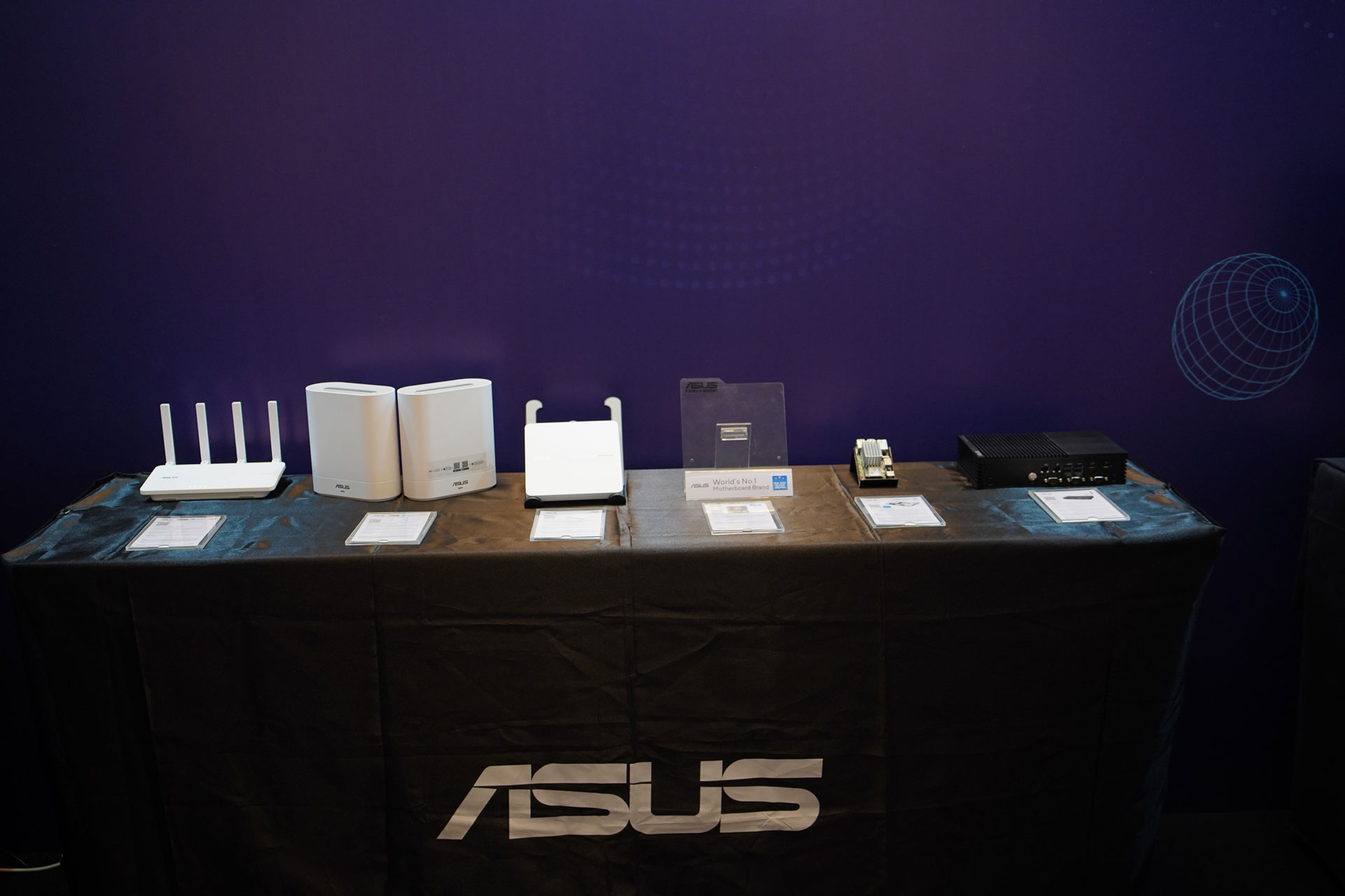 Jajaran produk ASUS yang dihadirkan pada ASUS Solution Day sebagai pilihan untuk para penggiat Bisnis.