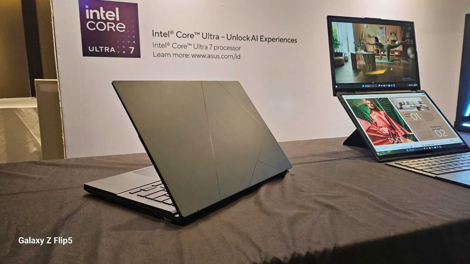 ASUS Zenbook Duo hadir dengan 2 layar namun tetap terlihat stylish dan elegan dalam bentuk bagaikan laptop normalnya.