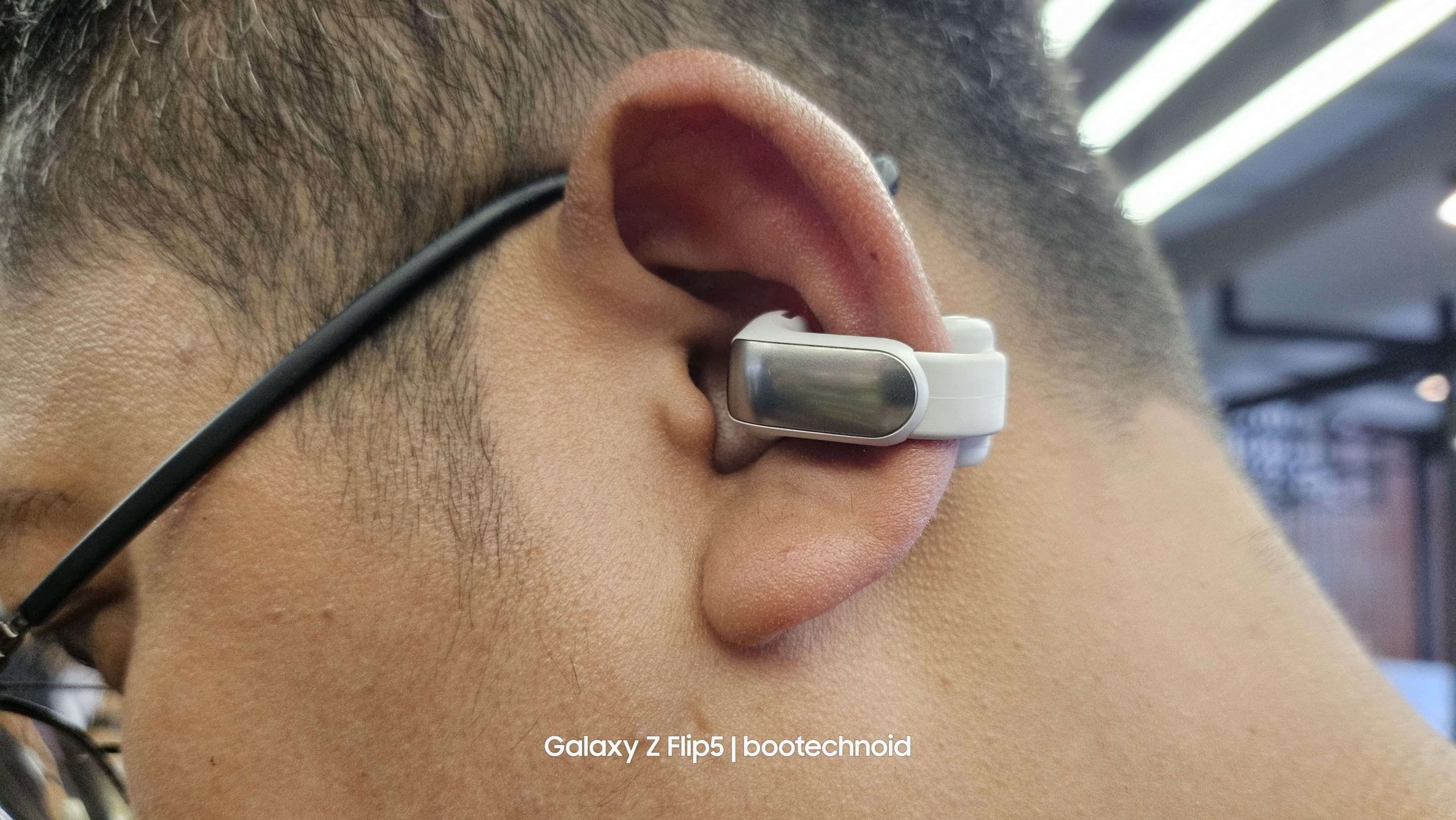 Warna putih Bose Ultra Open Earbuds