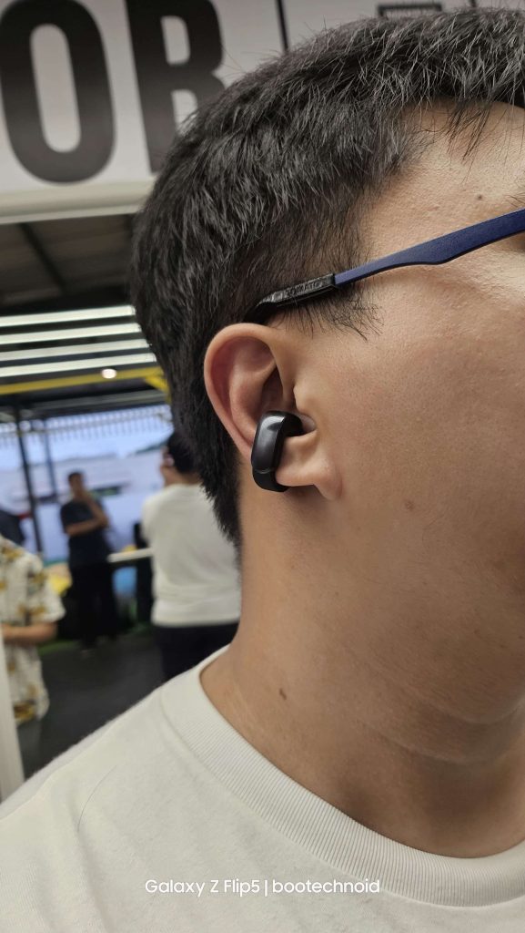 Desain Bose Ultra Open Earbuds yang fleksibel bagaikan menggunakan anting saja.