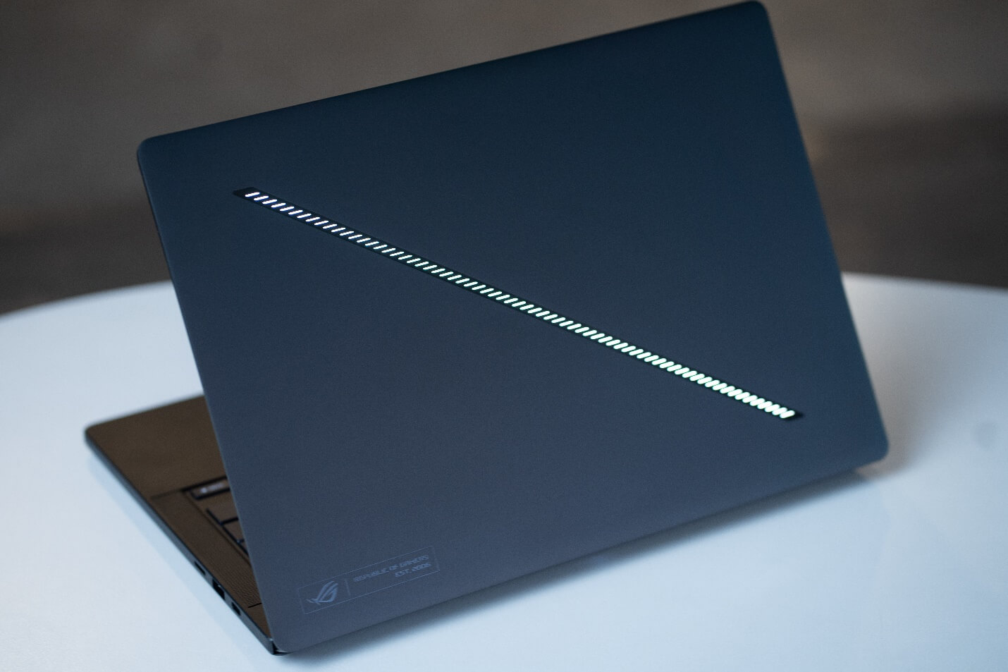 Kini ROG Zephyrus G14 lebih tipis dan tampil lebih minimalis