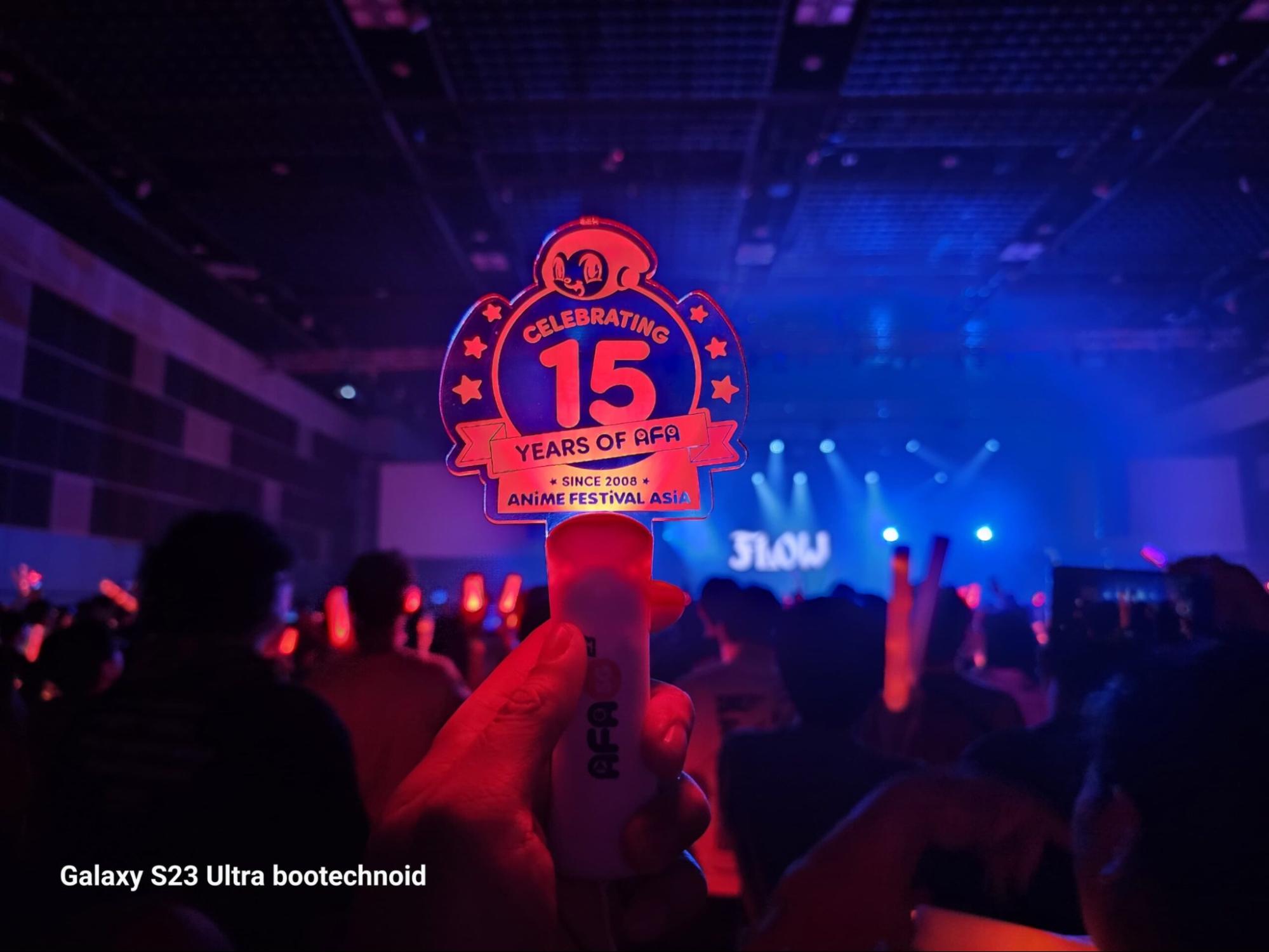 Kita langsung merasakan serunya konser dengan cahaya minim di konser, dan Galaxy S23 Series 5G langsung bisa unjuk gigi juga!