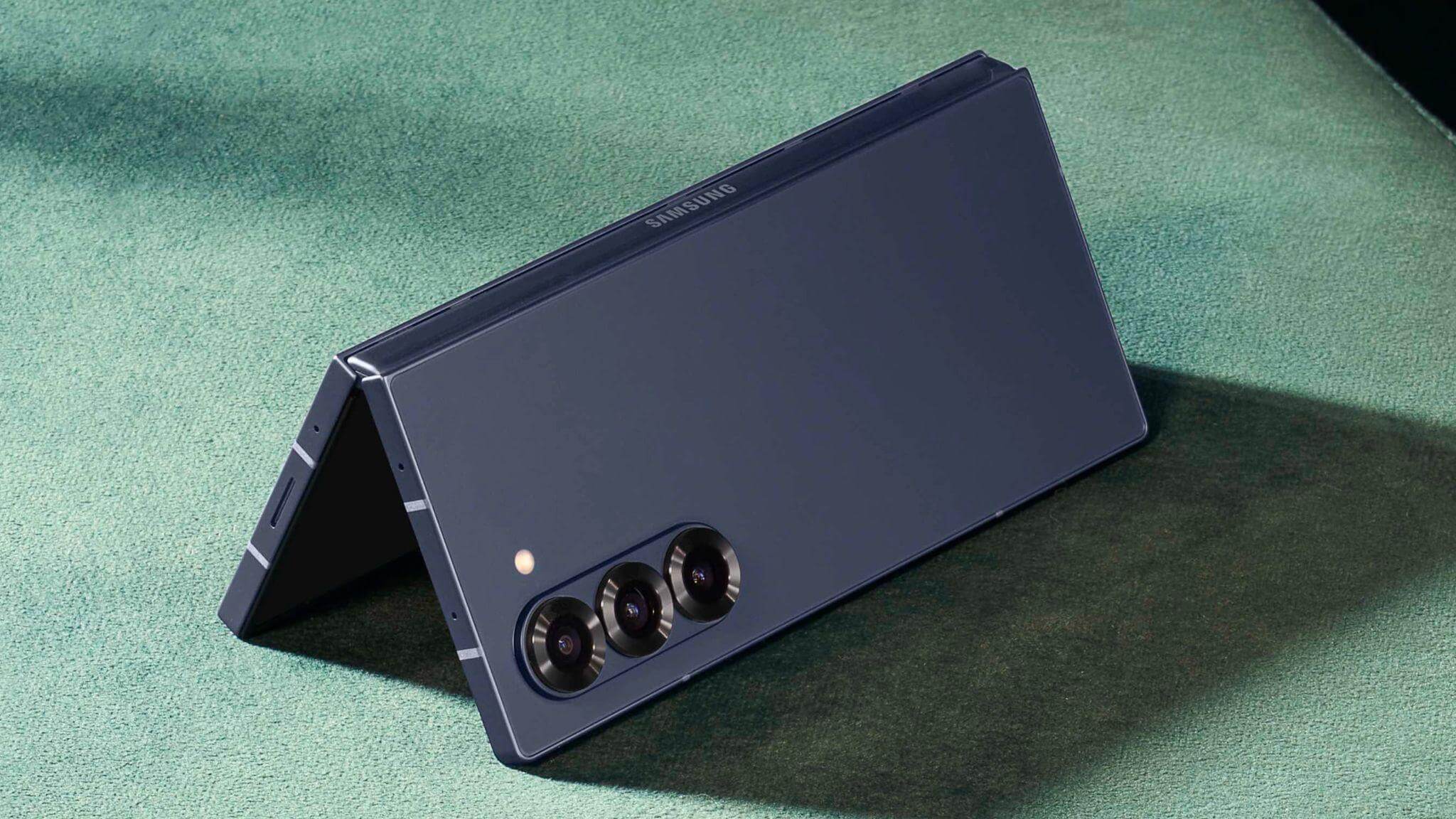 Desain dan ukuran terbaru yang semakin compact pada Galaxy Z Fold6 memberikan kenyamanan lebih bagi pengguna saat dipakai sehari-hari