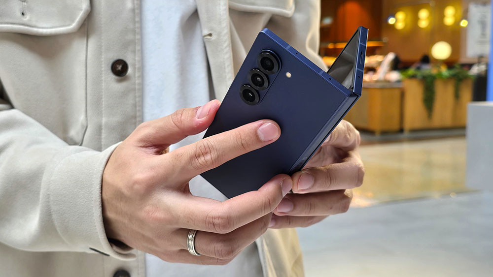 Desain yang semakin ramping dan ringan, menjadikan Galaxy Z Fold6 sebagai pilihan Ideal untuk gamer dan content creator