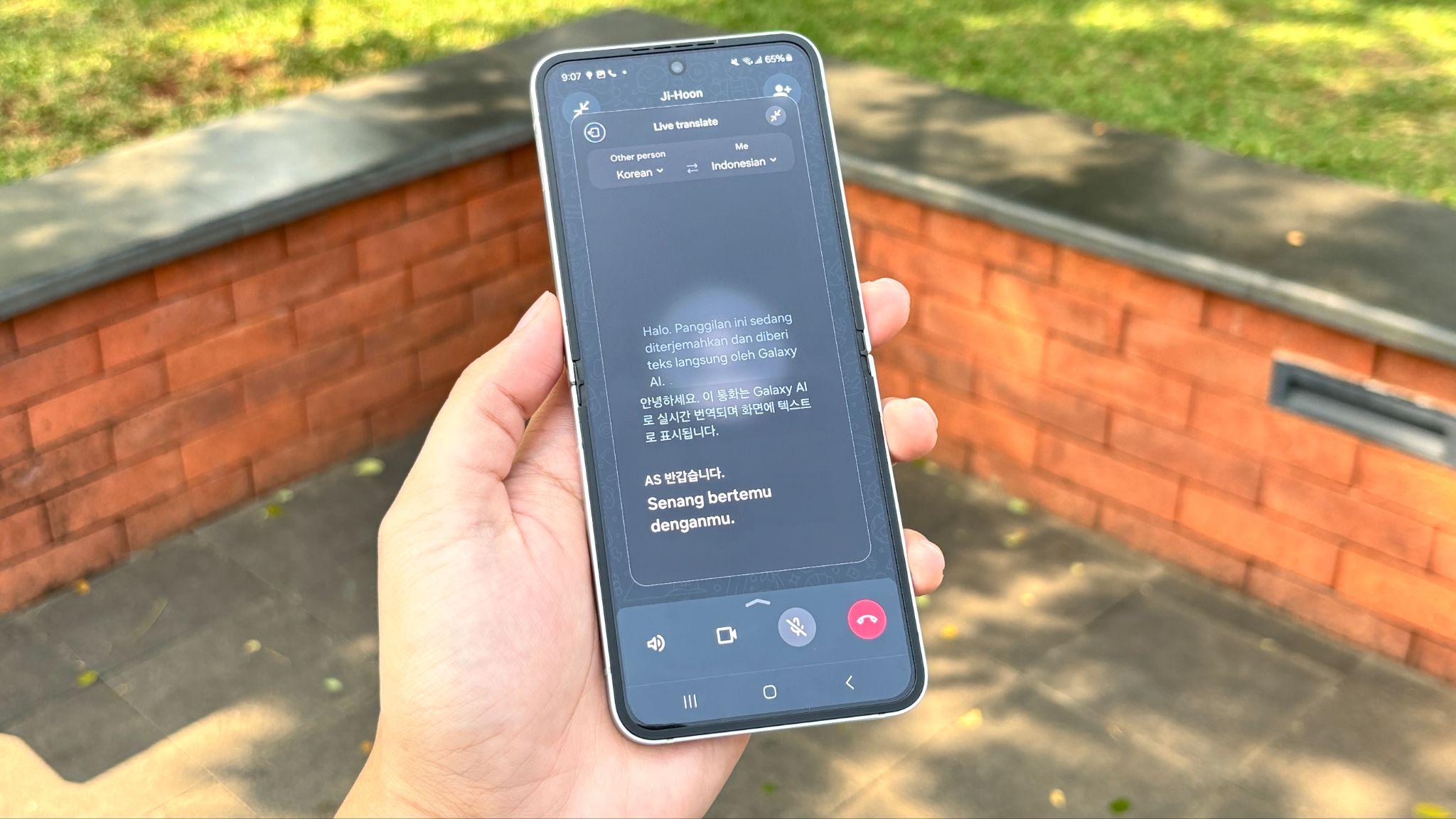 Berkomunikasi tanpa hambatan dengan teman dari mancanegara  di aplikasi kesukaanmu pakai Live Translate di Galaxy Z Flip6