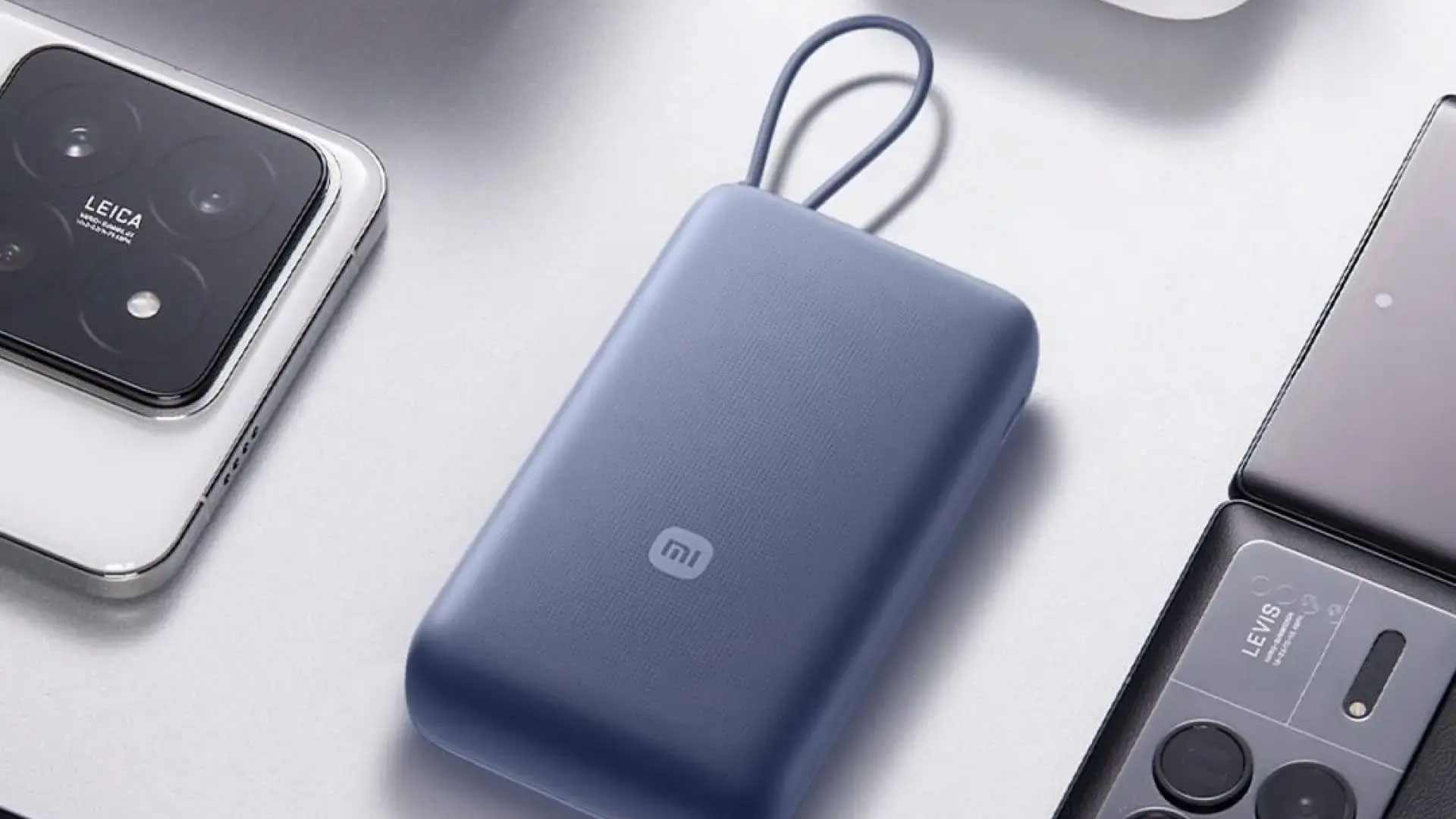 Xiaomi Powerbank ini mampu mendeliver 22.5W dengan kapasitas 10.000mAh. Ada kabel terintegrasi juga.
