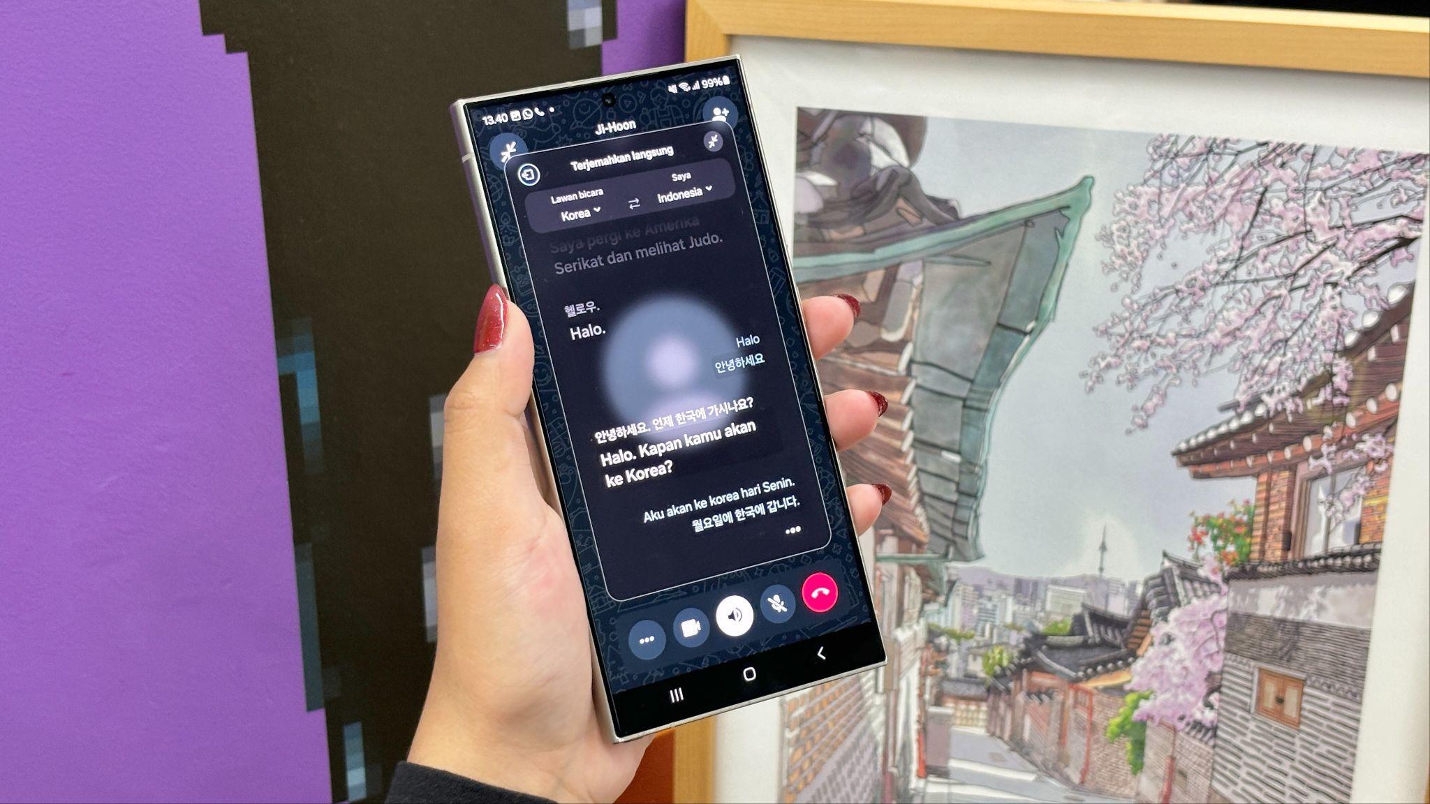 Berkomunikasi dengan relasi di aplikasi favorit seperti whatsapp semakin mudah   dengan fitur Live Translate di Galaxy S24 Series