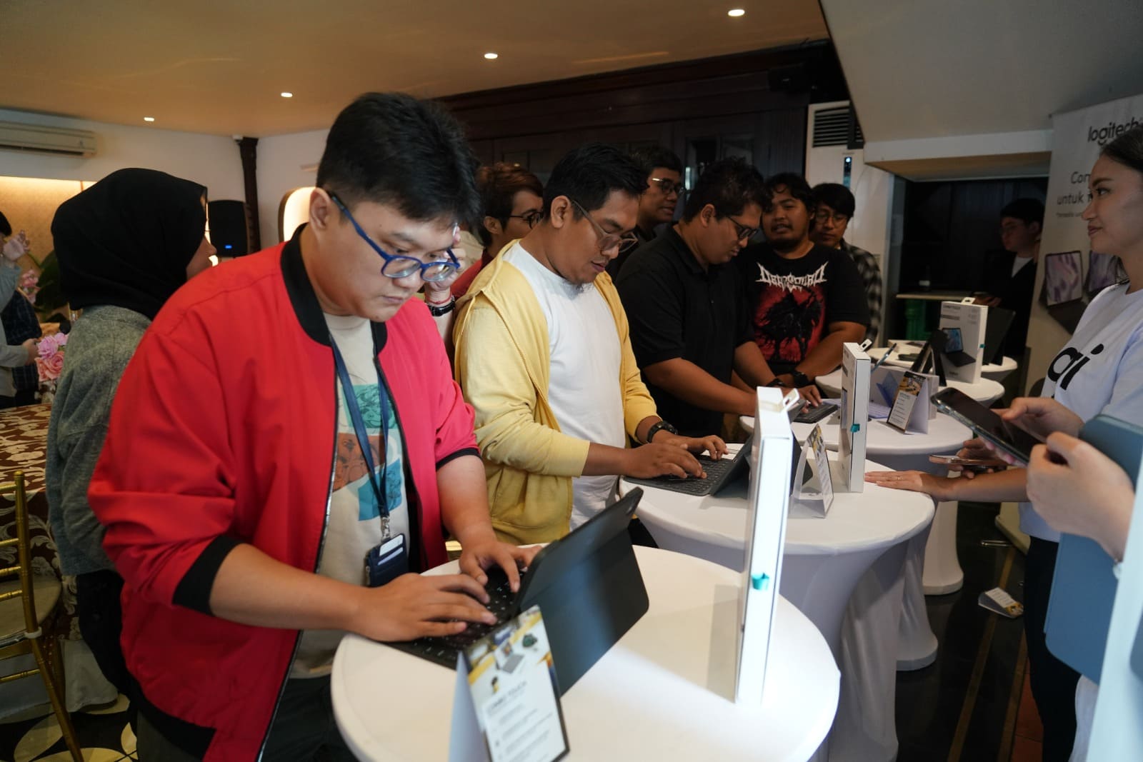 Momen ketika awak media merasakan secara langsung pengalaman menggunakan Logitech Combo Touch.