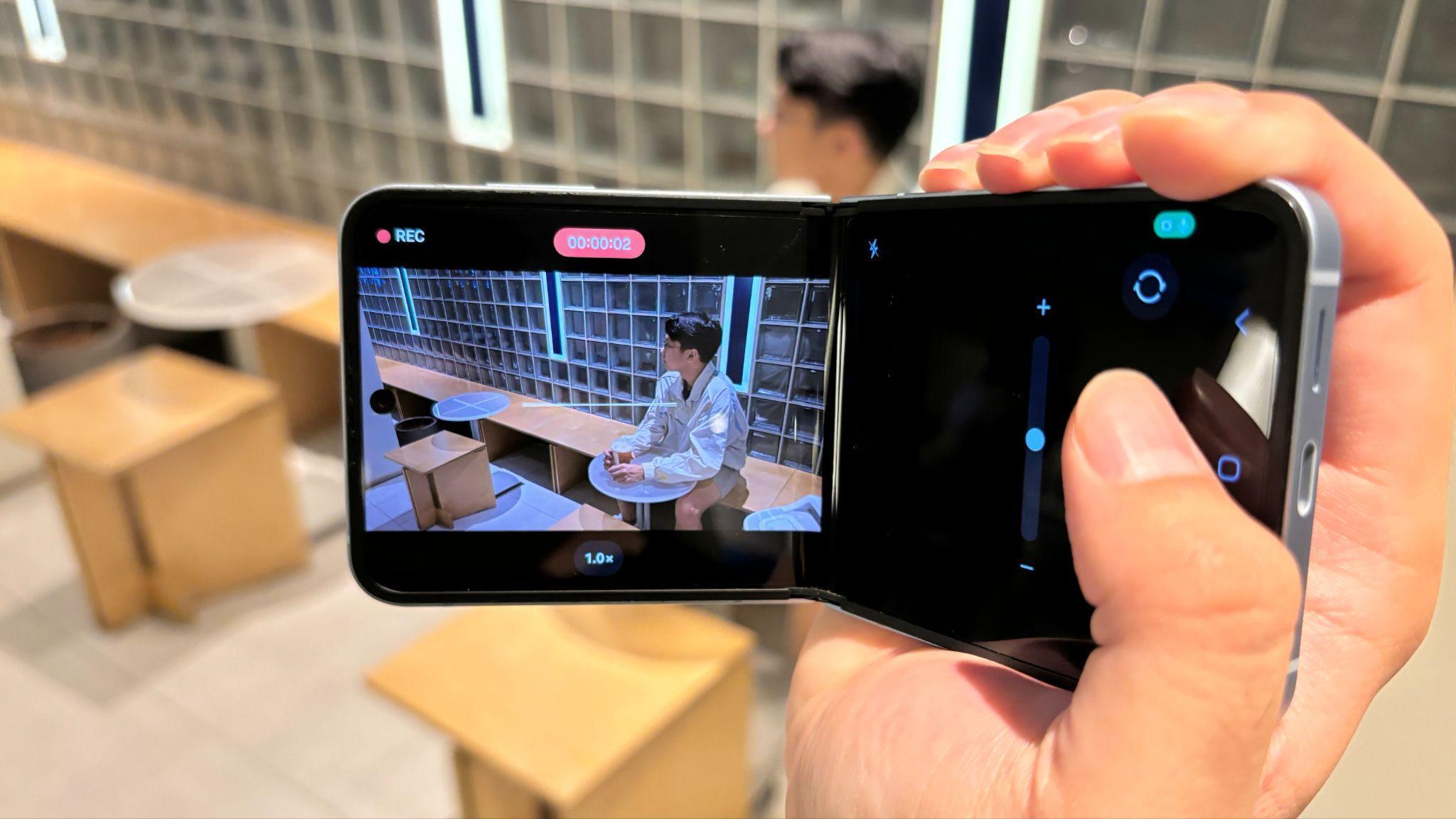 Mode Camcorder Grip di Galaxy Z Flip6 memudahkan kamu untuk merekam video  dengan stabil dan nyaman hanya dengan satu tangan