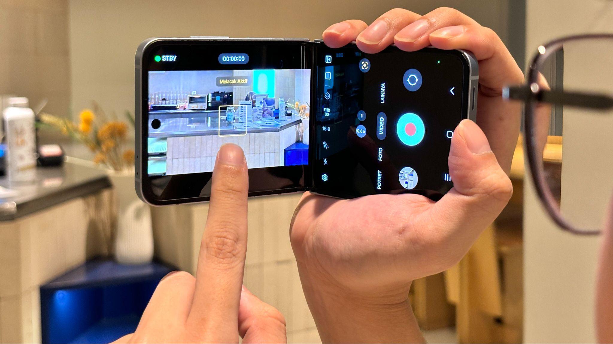Fitur Auto Framing pada Galaxy Z Flip6 memudahkan kamu untuk tetap  fokus pada objek yang ingin ditangkap saat merekam video sinematik