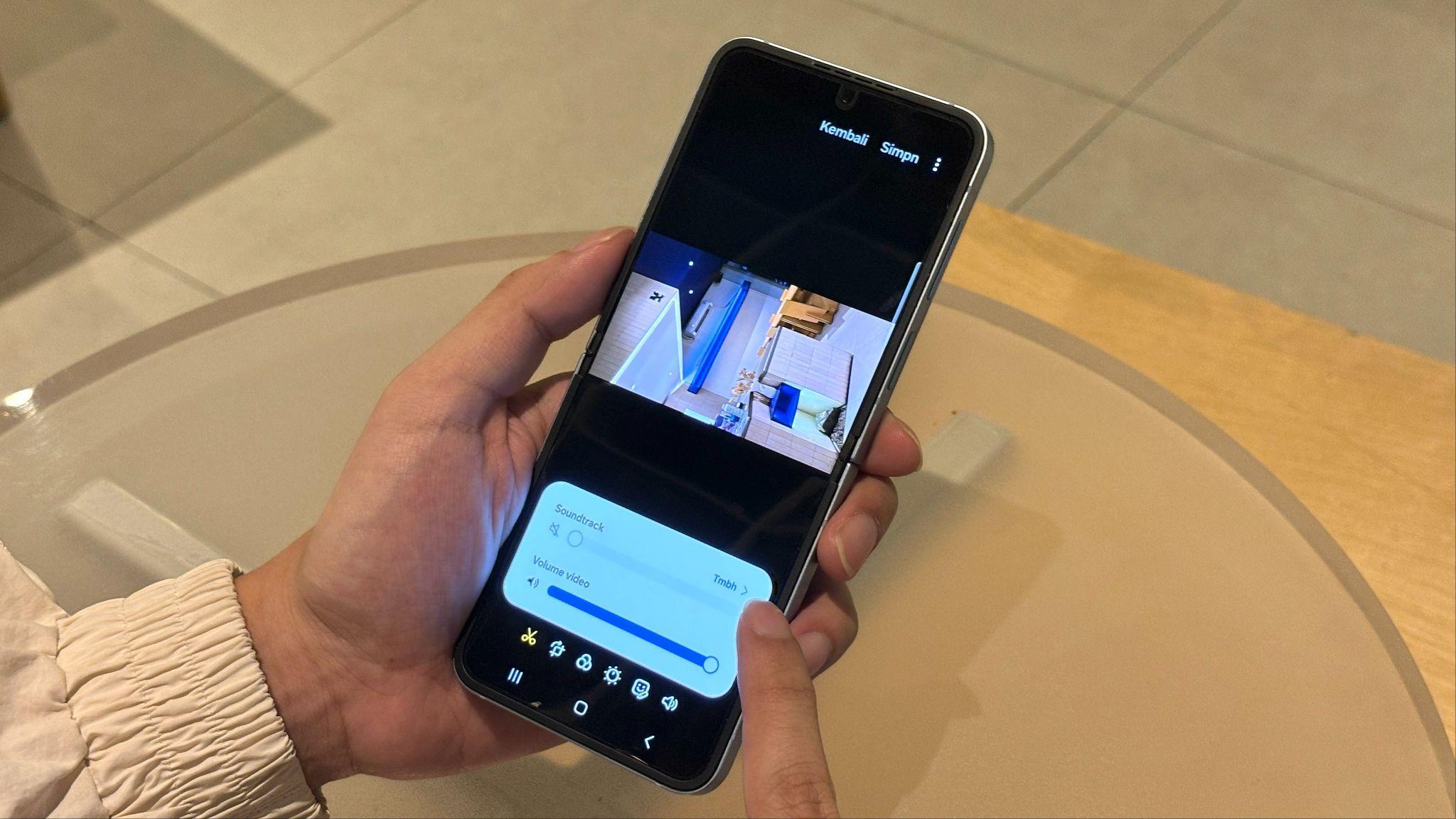 Buat video sinematik kamu semakin dramatis dengan menambahkan backsound langsung dari galeri di Galaxy Z Flip6  tanpa perlu aplikasi pihak ketiga