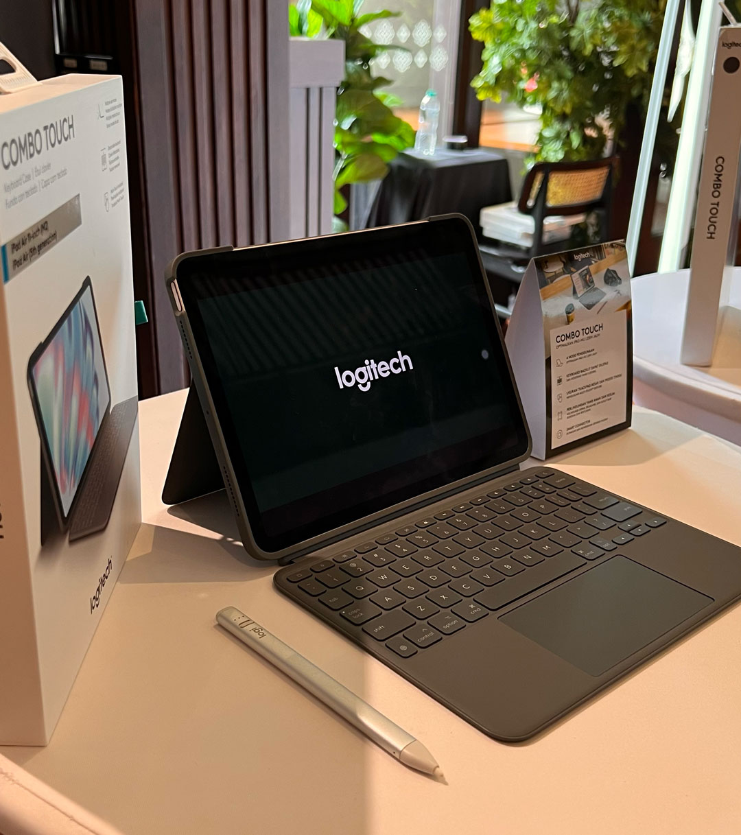 Logitech Combo Touch saat digunakan bersama iPad terbaru.
