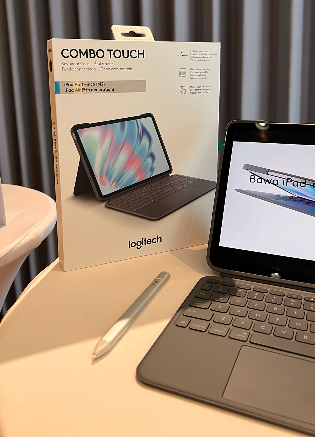 Logitech Combo Touch saat digunakan bersama iPad terbaru.