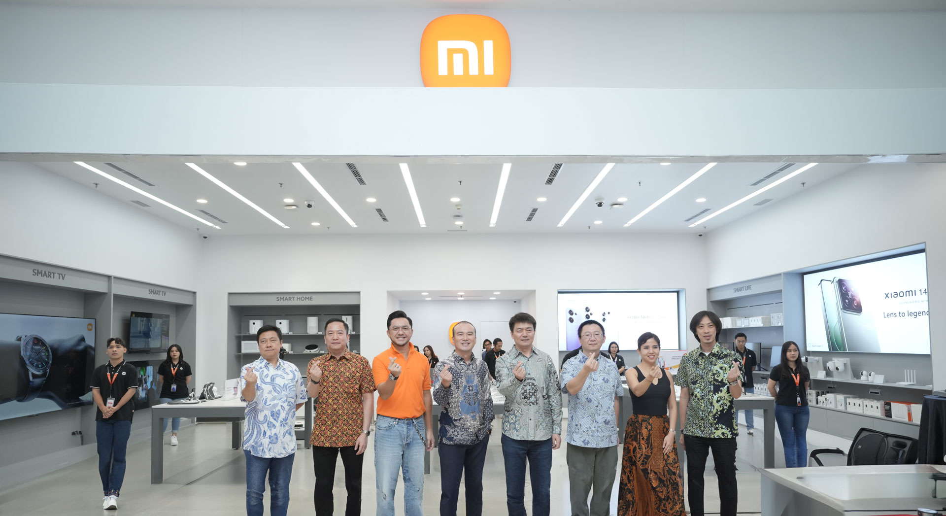 (ki-ka) Mr Andre, ERA Sales Director; Mr Eric Lee, ERA Director; Ananda Omesh, Xiaomi Guest Star; Mr Wentao Zhao, Country Director Xiaomi Indonesia; Mr HU, Head of Global New Retail; Mr Liu, Head of Strategy; Mrs Elly, BRM Owner; Mr Wilson Wijaya, BMU Director meresmikan pembukaan Xiaomi Store Kota Kasablanka di Jakarta.