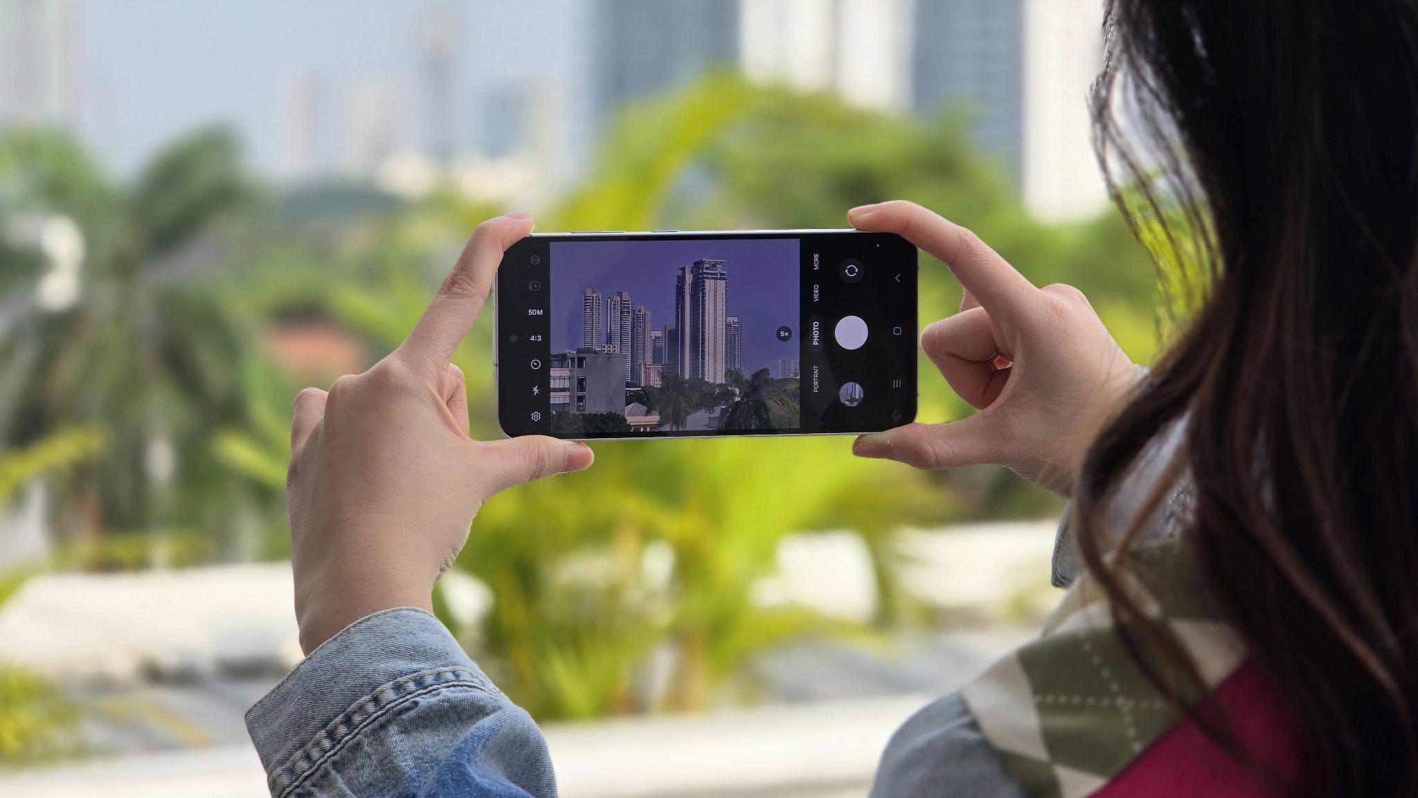 Capture berbagai konten dengan lebih mengesankan pakai Galaxy S24 FE yang kini punya kamera 50 MP