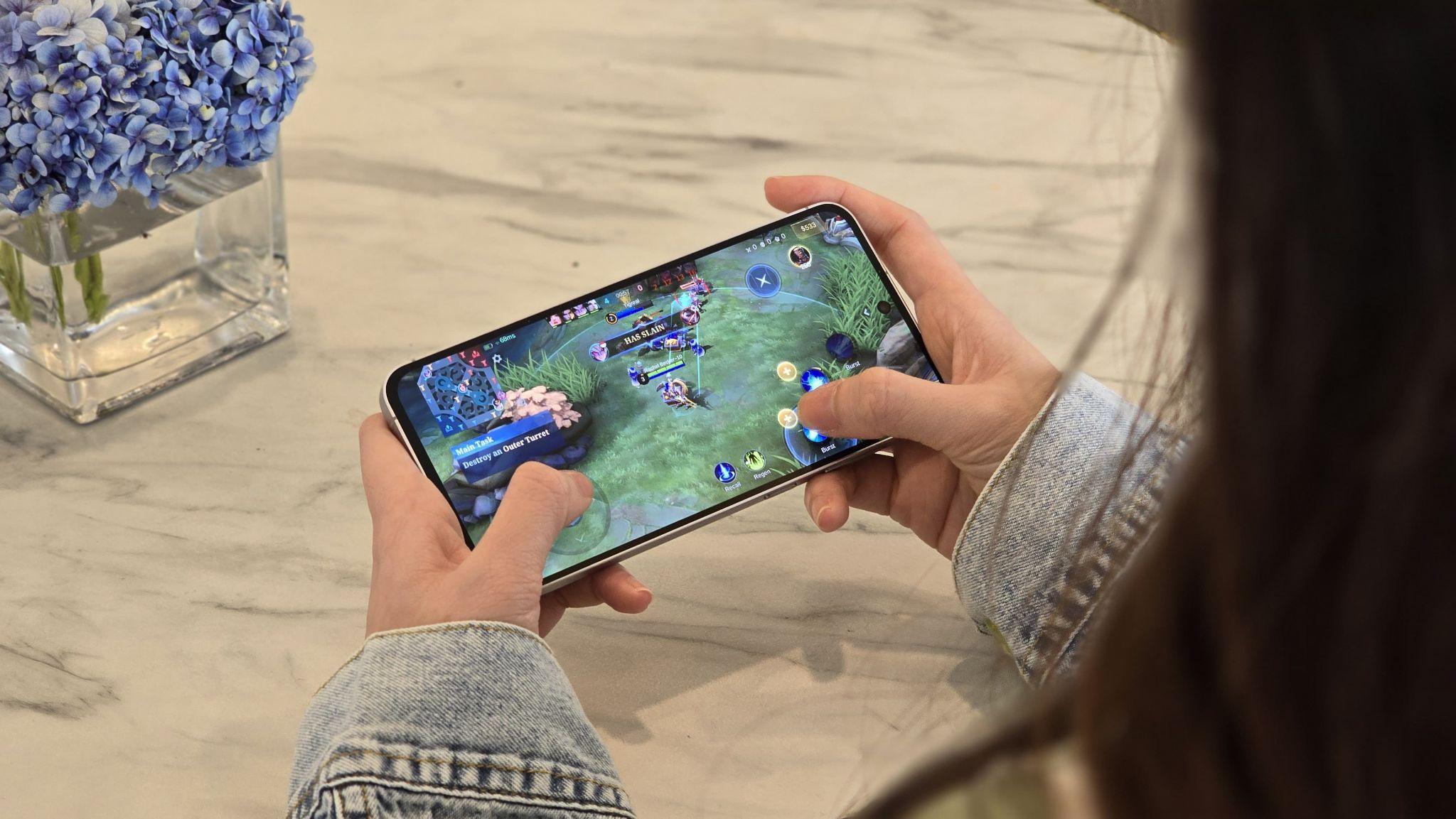 Baterai tahan lama Galaxy S24 FE memastikan pengalaman gaming kamu lebih seru dan tanpa henti