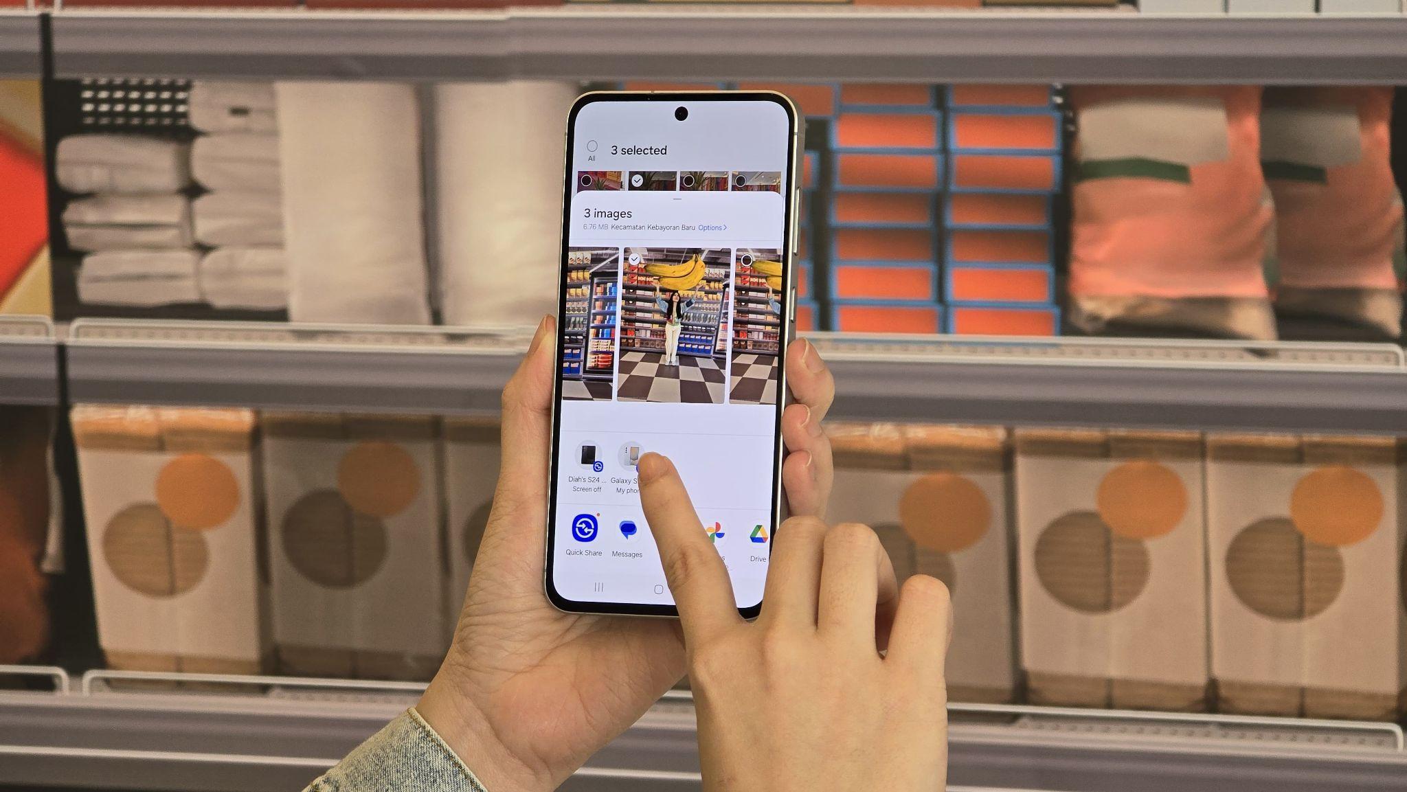 Bagikan foto dan file dengan instan dan seamless menggunakan Quick Share, fitur eksklusif dari Samsung
