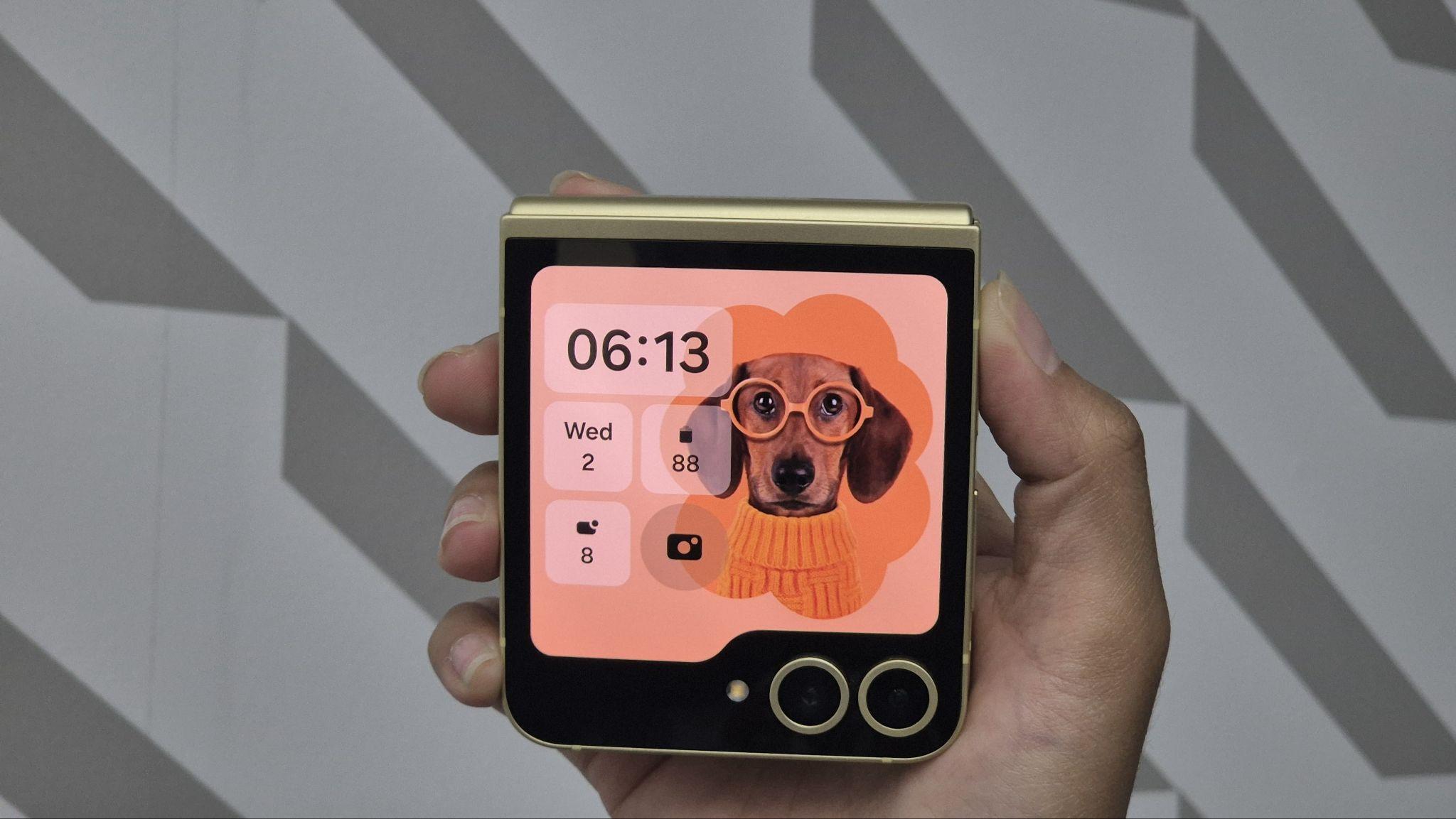 Pilih dan cari berbagai widget untuk menyesuaikan Cover Screen agar lebih informatif