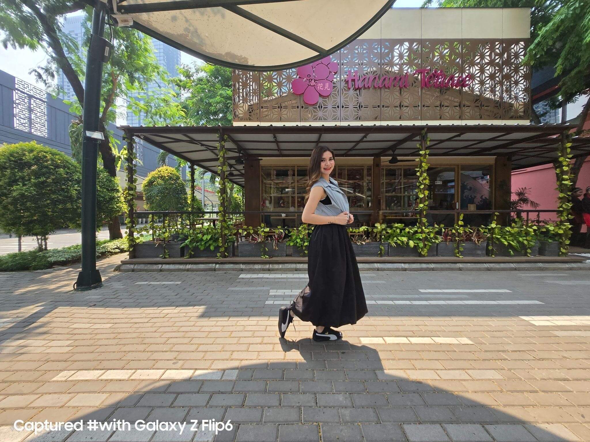 Claudia memanfaatkan leading lines suatu bangunan untuk membuat hasil foto lebih bercerita dan berfokus pada objek utama Claudia memanfaatkan leading lines suatu bangunan untuk membuat hasil foto lebih bercerita dan berfokus pada objek utama