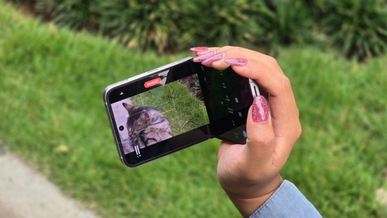 Camcorder Grip sangat berguna untuk melakukan pengambilan footage yang dinamis