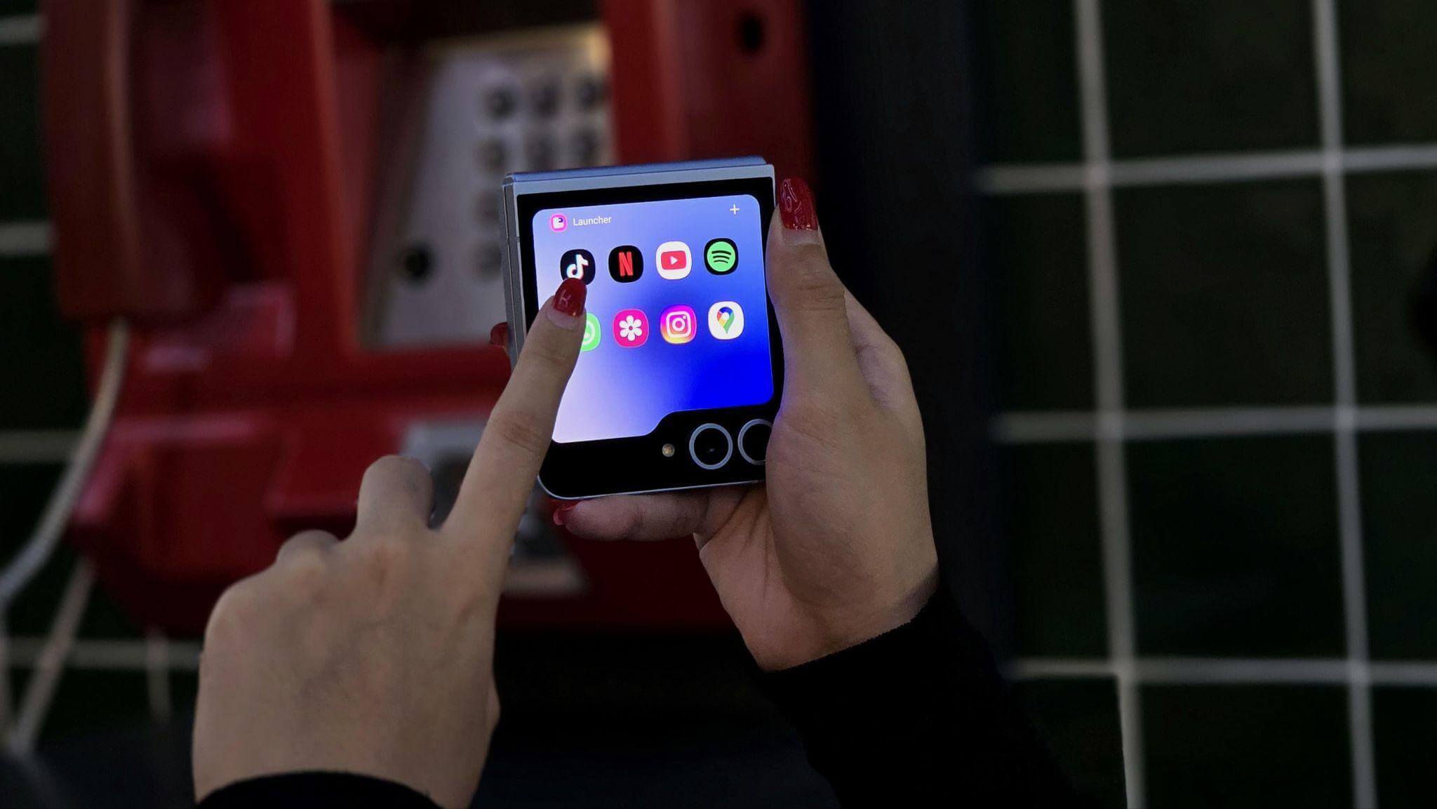 Layar Cover Screen yang lebar bisa dimanfaatkan untuk membuka beberapa aplikasi seperti TikTok