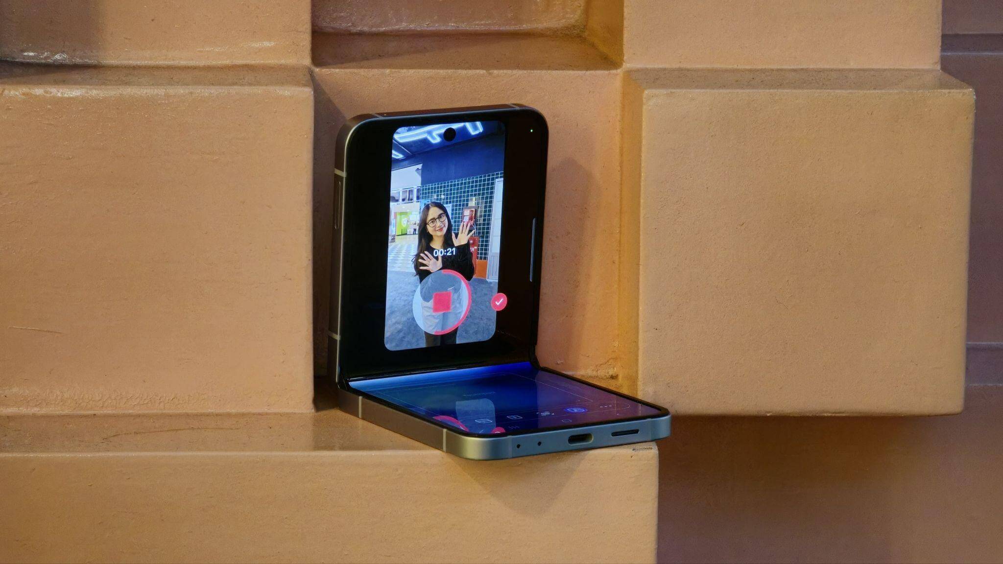 Buat konten dimana saja dengan mudah berkat Flex Cam di Galaxy Z Flip6