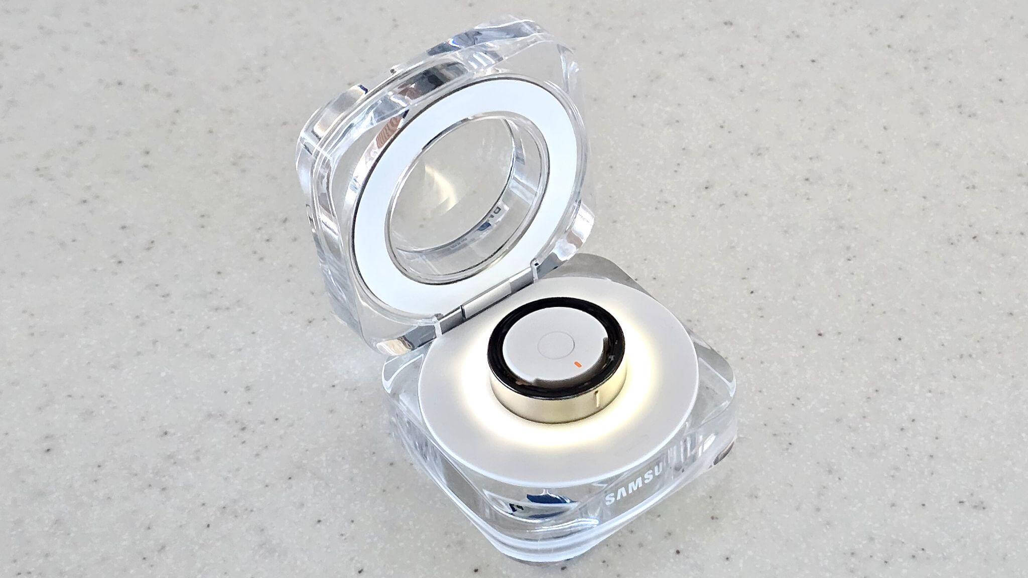 Travelling dengan tenang pakai Galaxy Ring dan Charging case yang bisa tahan hingga 3 minggu Travelling dengan tenang pakai Galaxy Ring dan Charging case yang bisa tahan hingga 3 minggu