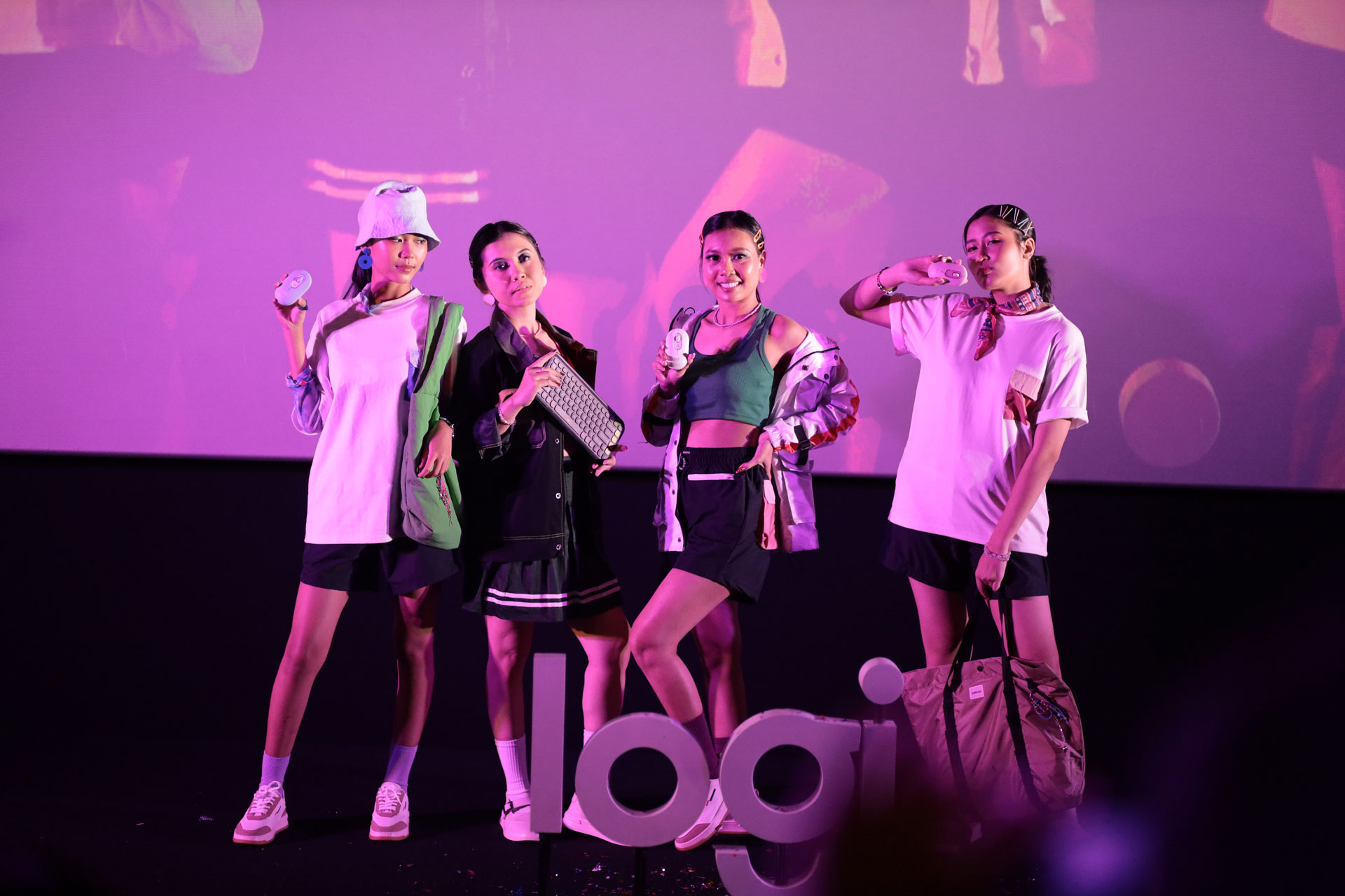 Kolaborasi yang hadirkan gaya Gen Z dengan peripheral yang multifungsi dan siap dipakai buat segala aktifitas.