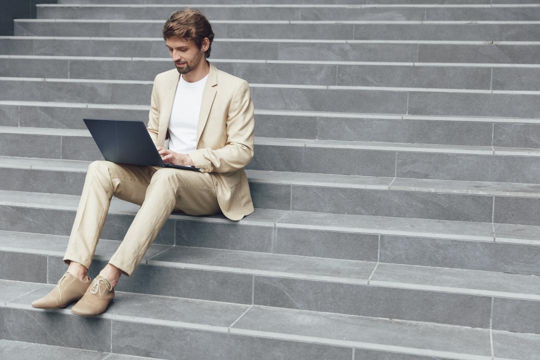 Desain ASUS Zenbook 14 OLED hadir dengan bentuk yang premium, sehingga cocok untuk digunakan oleh banyak pengguna.