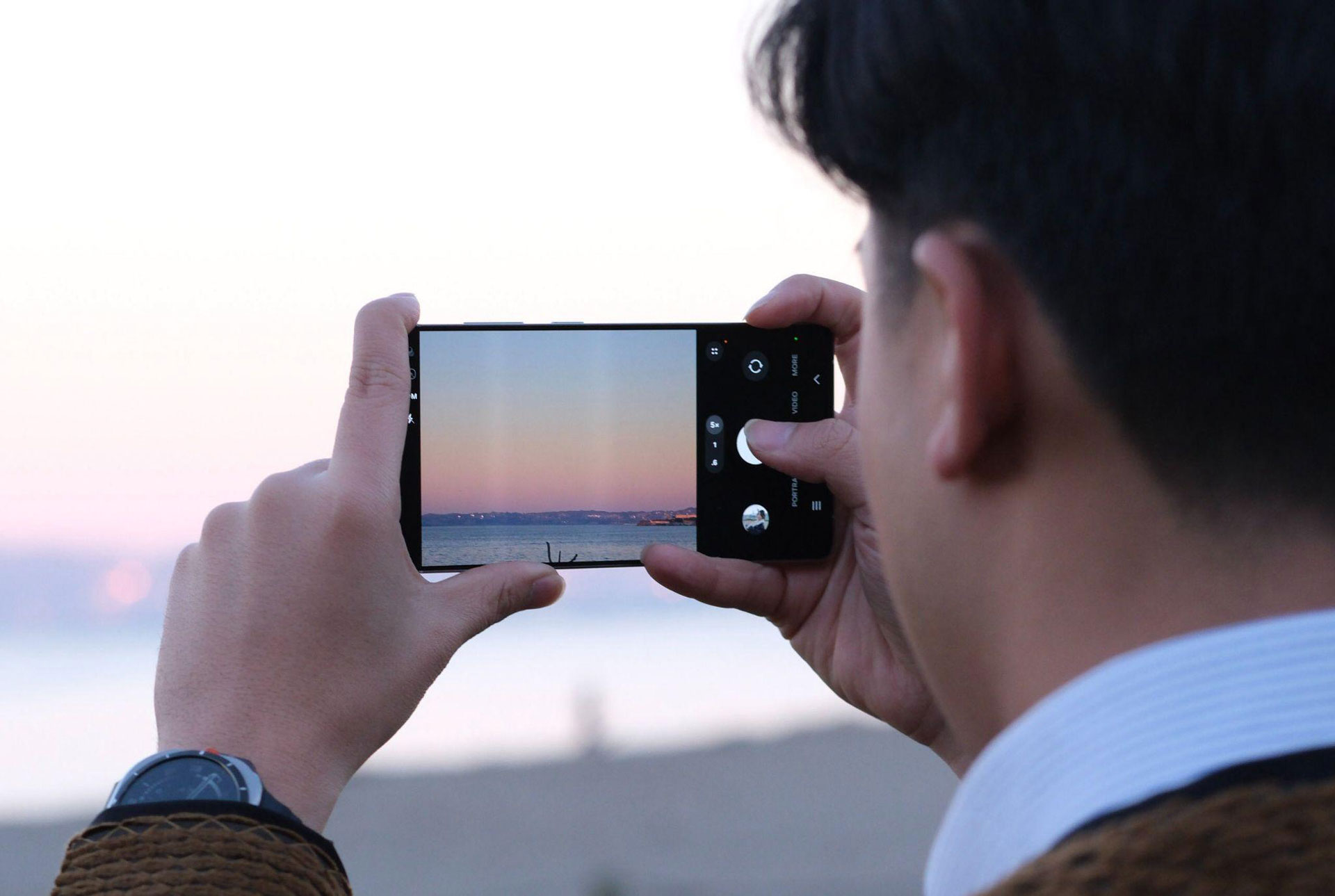 Lensa 50 MP Ultra-Wide memudahkan Jerome mengambil foto lanskap yang jernih dan detail