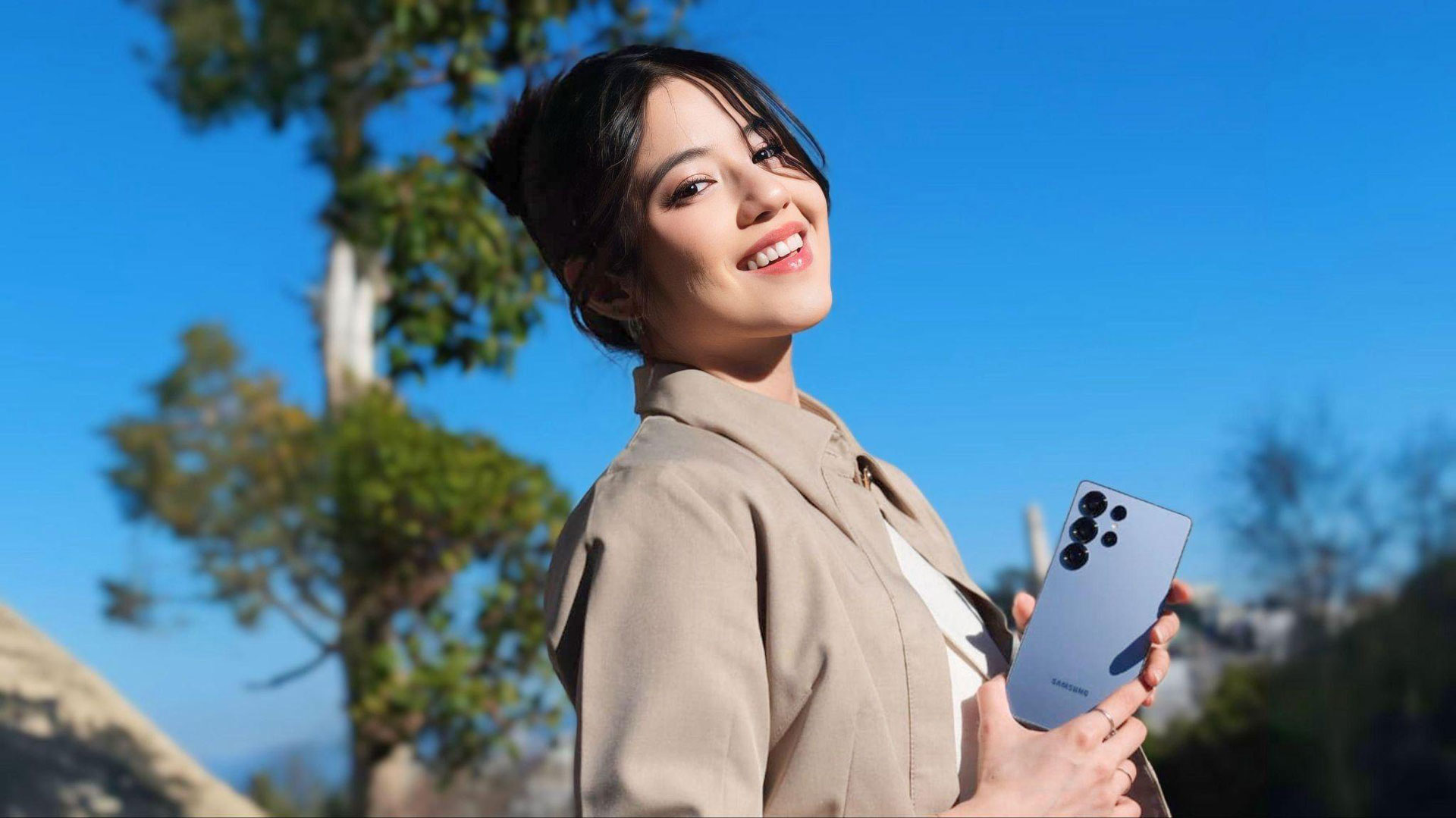 Vonzy tampil percaya diri dengan desain stylish Galaxy S25 Ultra yang juga elegan