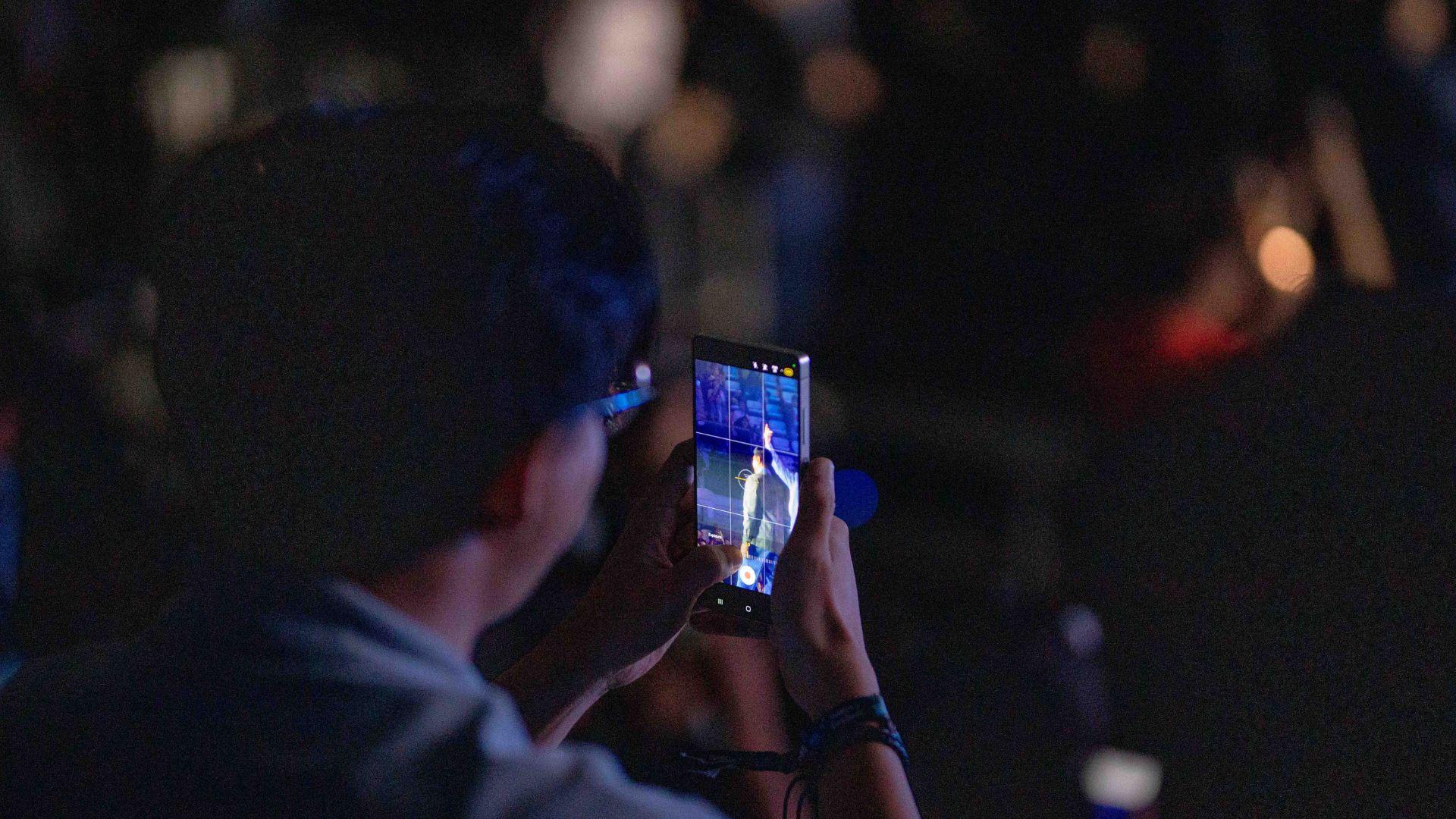 Pengunjung Galaxy Festival menjajal kamera Galaxy S25 Series untuk menangkap momen konser