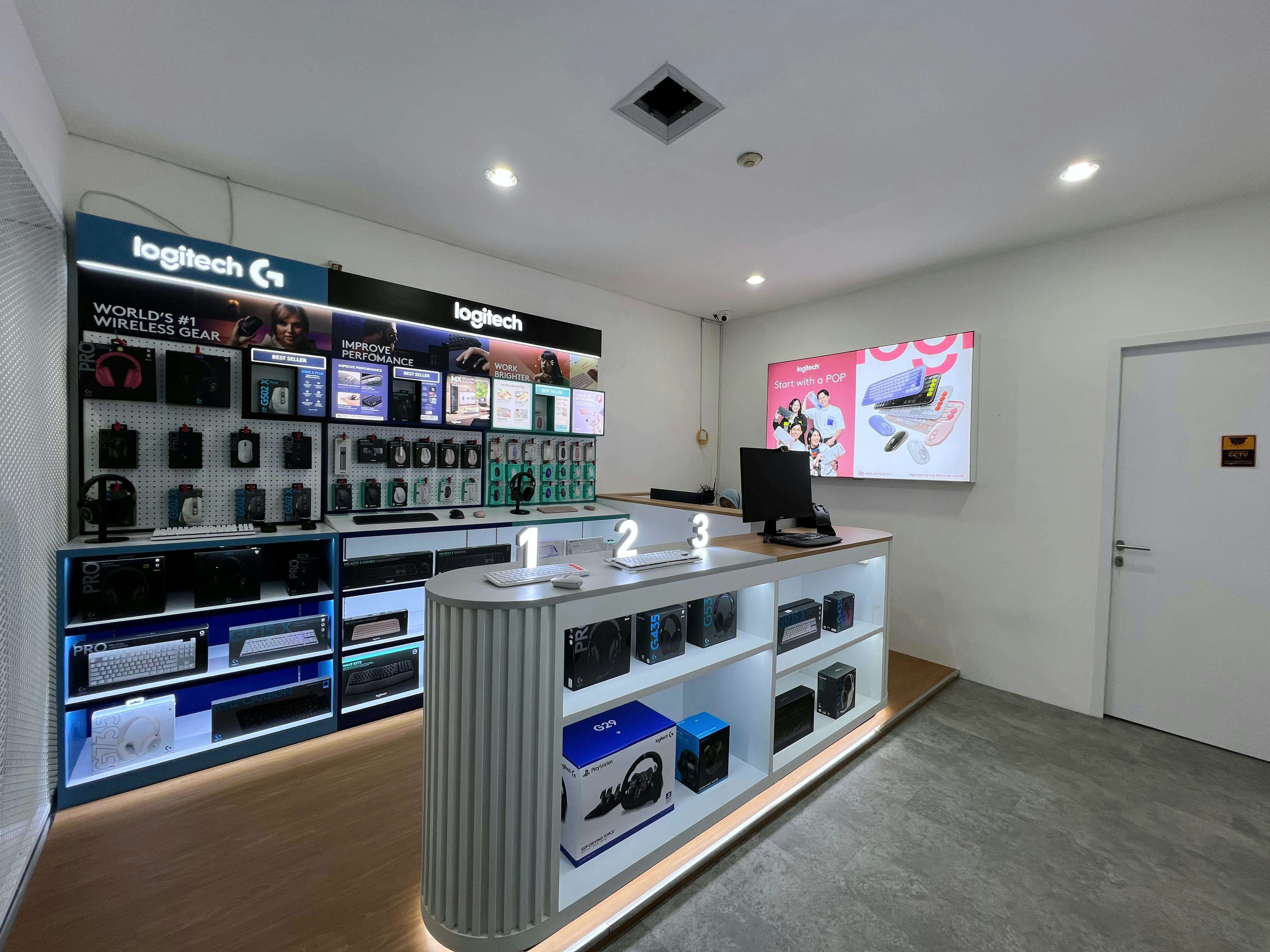Toko kedua Logitech ini berpusat di Mall IT yang sangat ramai dikunjungi di Indonesia.