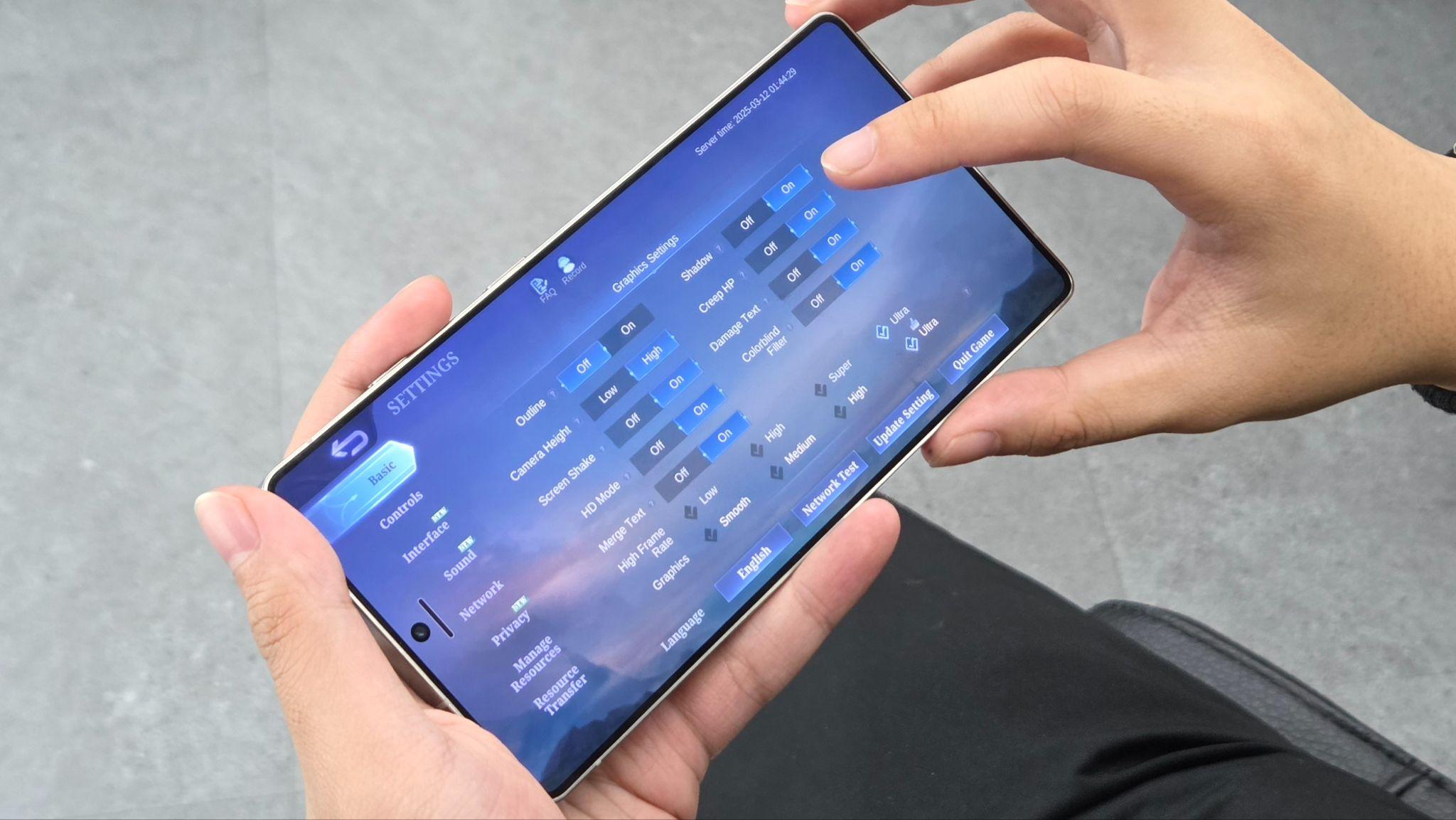 Main game jadi lebih puas berkat dukungan refresh rate 120Hz Galaxy S25 Series