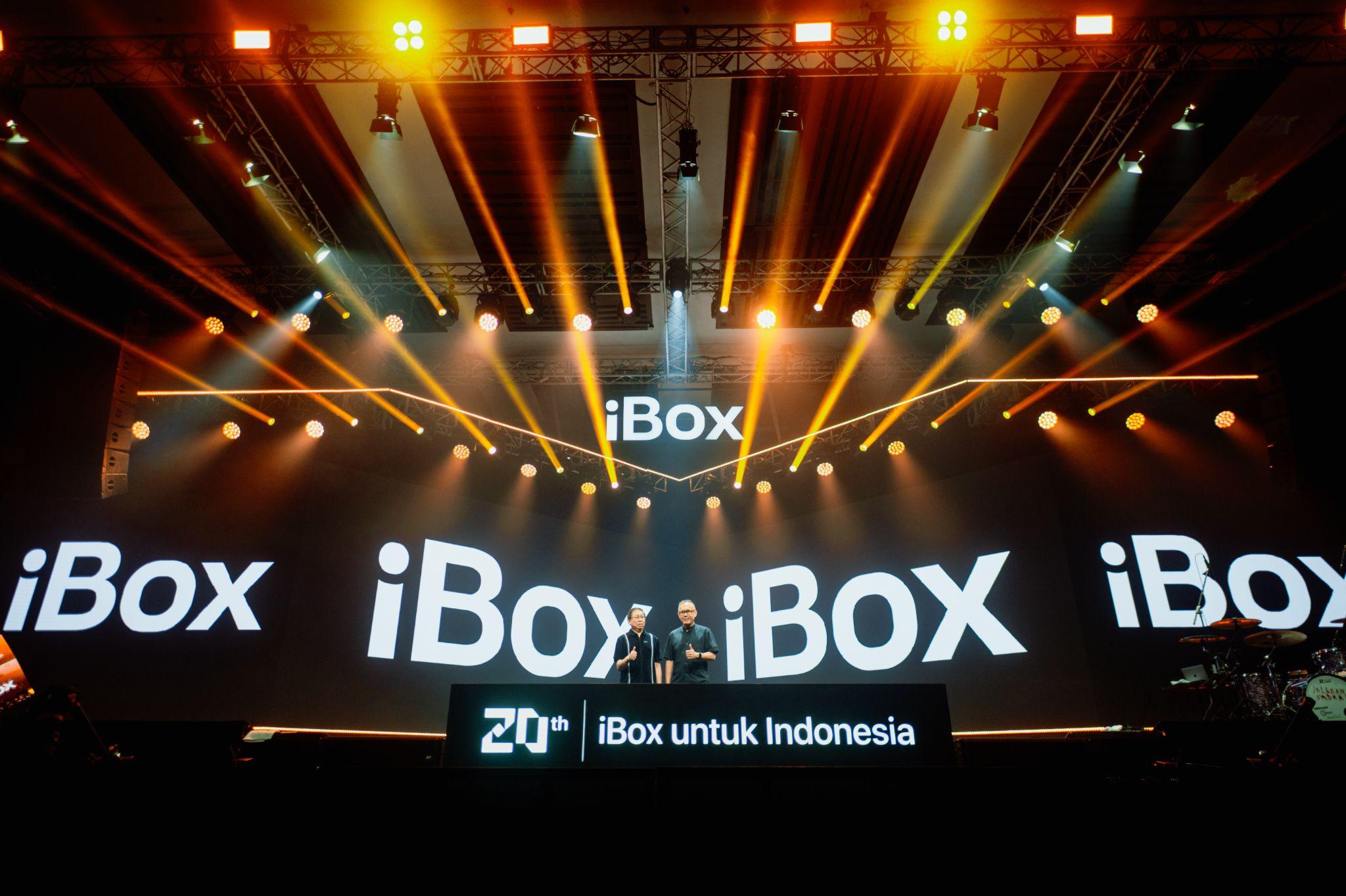Hasan Aula, Deputy CEO Erajaya Group (kiri), dan Joy Wahjudi, CEO Erajaya Digital (kanan) berfoto di depan logo baru iBox Hasan Aula, Deputy CEO Erajaya Group (kiri), dan Joy Wahjudi, CEO Erajaya Digital (kanan) berfoto di depan logo baru iBox