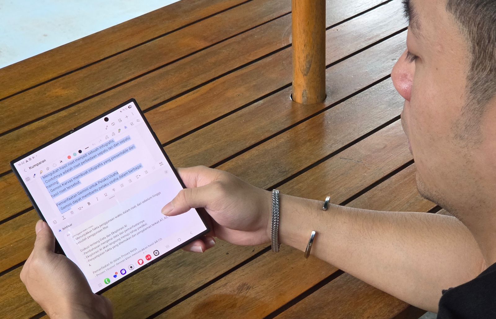 Transcript Assist dan Writing Assist di Galaxy Z Series membantu kamu mengubah rekaman meeting menjadi laporan profesional dalam sekejap. Transcript Assist dan Writing Assist di Galaxy Z Series membantu kamu mengubah rekaman meeting menjadi laporan profesional dalam sekejap.