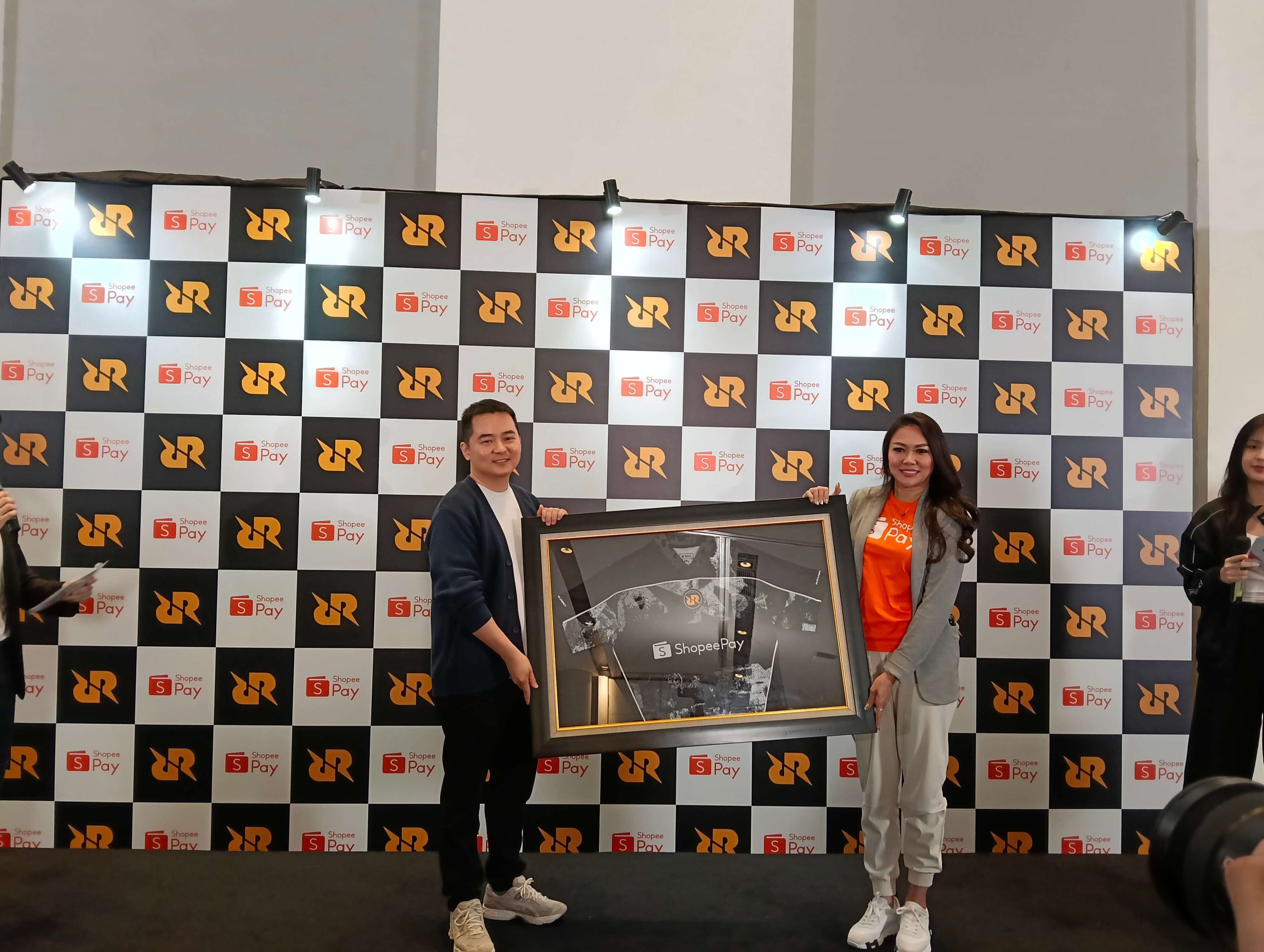 Foto peresmian kolaborasi RRQ dengan Shopee
