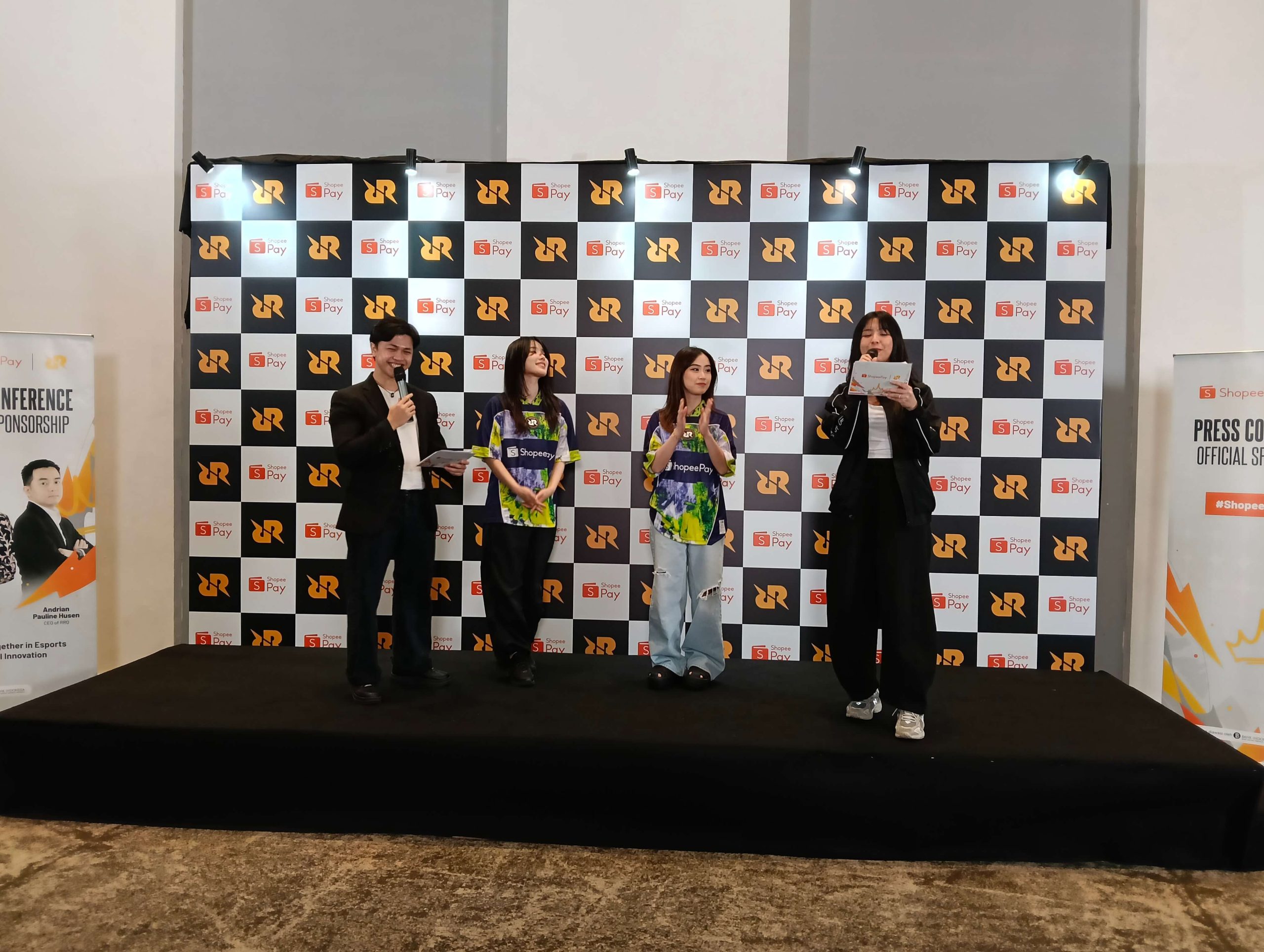 Foto peresmian kolaborasi RRQ dengan Shopee