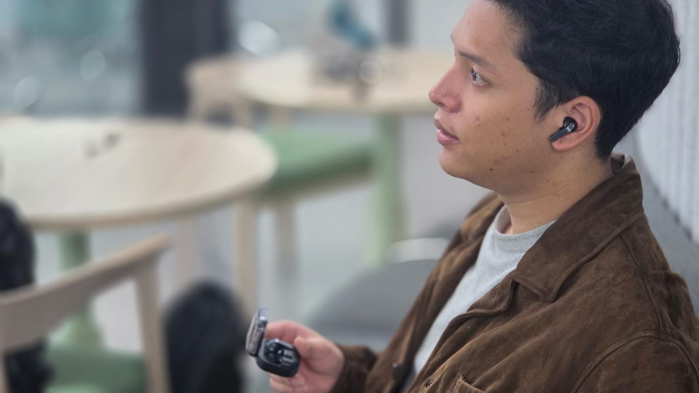Fitur Enhanced Adaptive ANC dan Adaptive EQ pastikan kualitas suara tetap jernih, jadikan Galaxy Buds4 Series teman setia sang musisi dalam mobilitas tinggi.