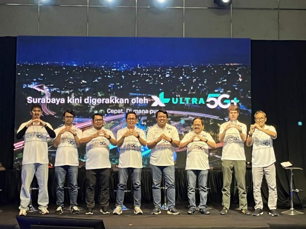 Gambar 1: Foto bersama pada acara peluncuran komersial XL Ultra 5G+ di Surabaya