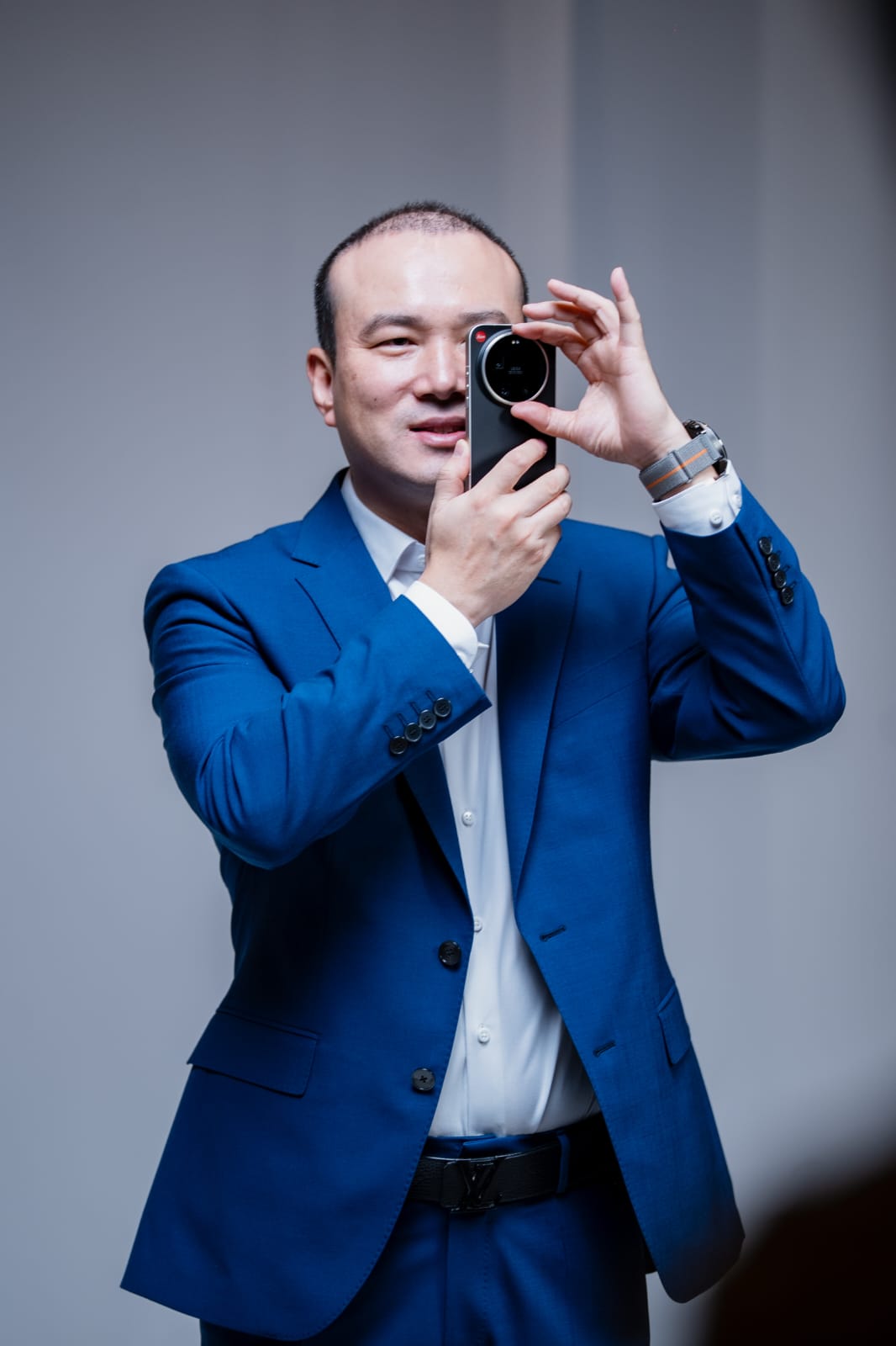 Wentao selaku Country Directior dari Xiaomi Indonesia memperlihatkan Leica Leitzphone powered by Xiaomi