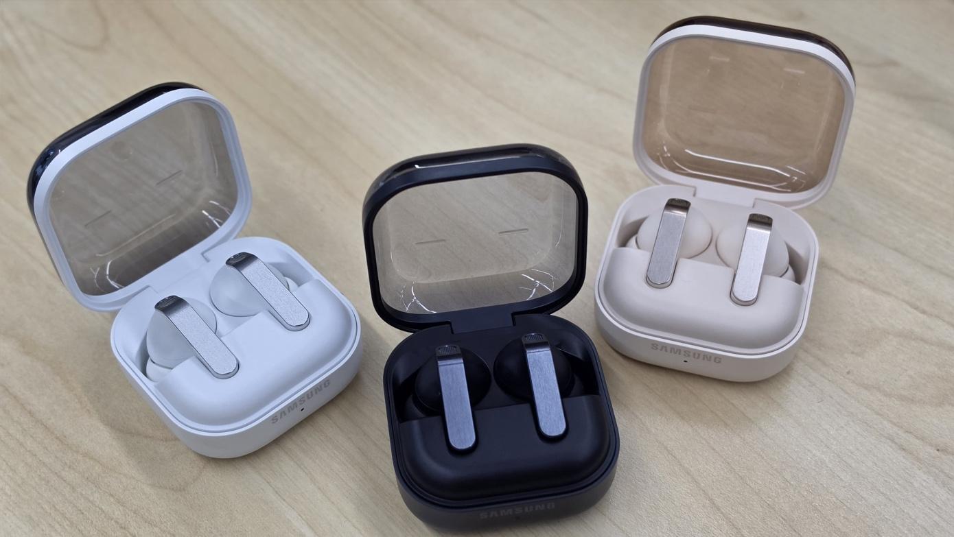 Galaxy Buds4 Series padukan estetika metal yang bold dengan fitur pintar seperti Head Gestures untuk kenyamanan maksimal saat berkarya.