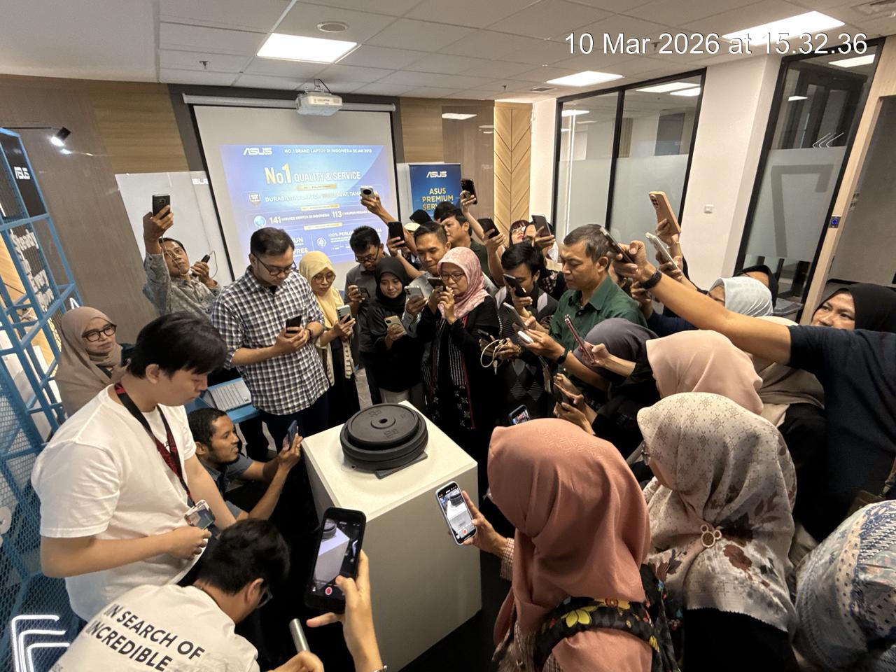 Ket. Foto: Pressure test pada salah satu laptop ASUS Zenbook A14